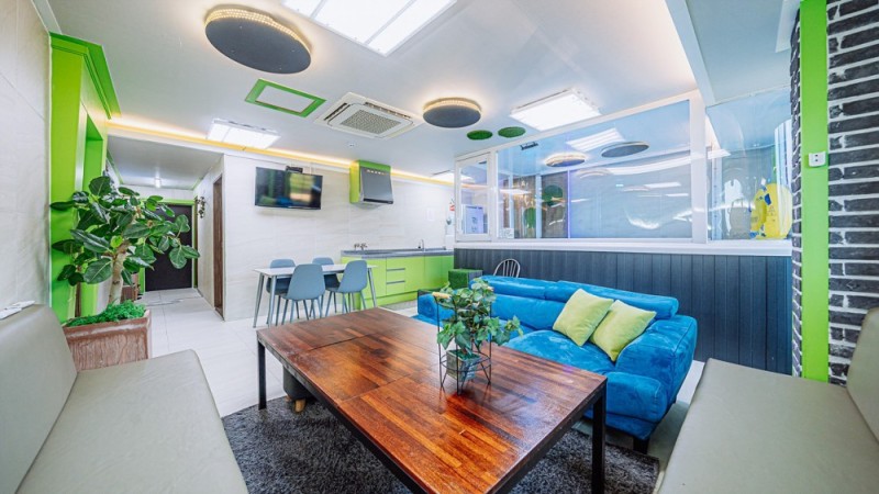 room detail thumbnail 1