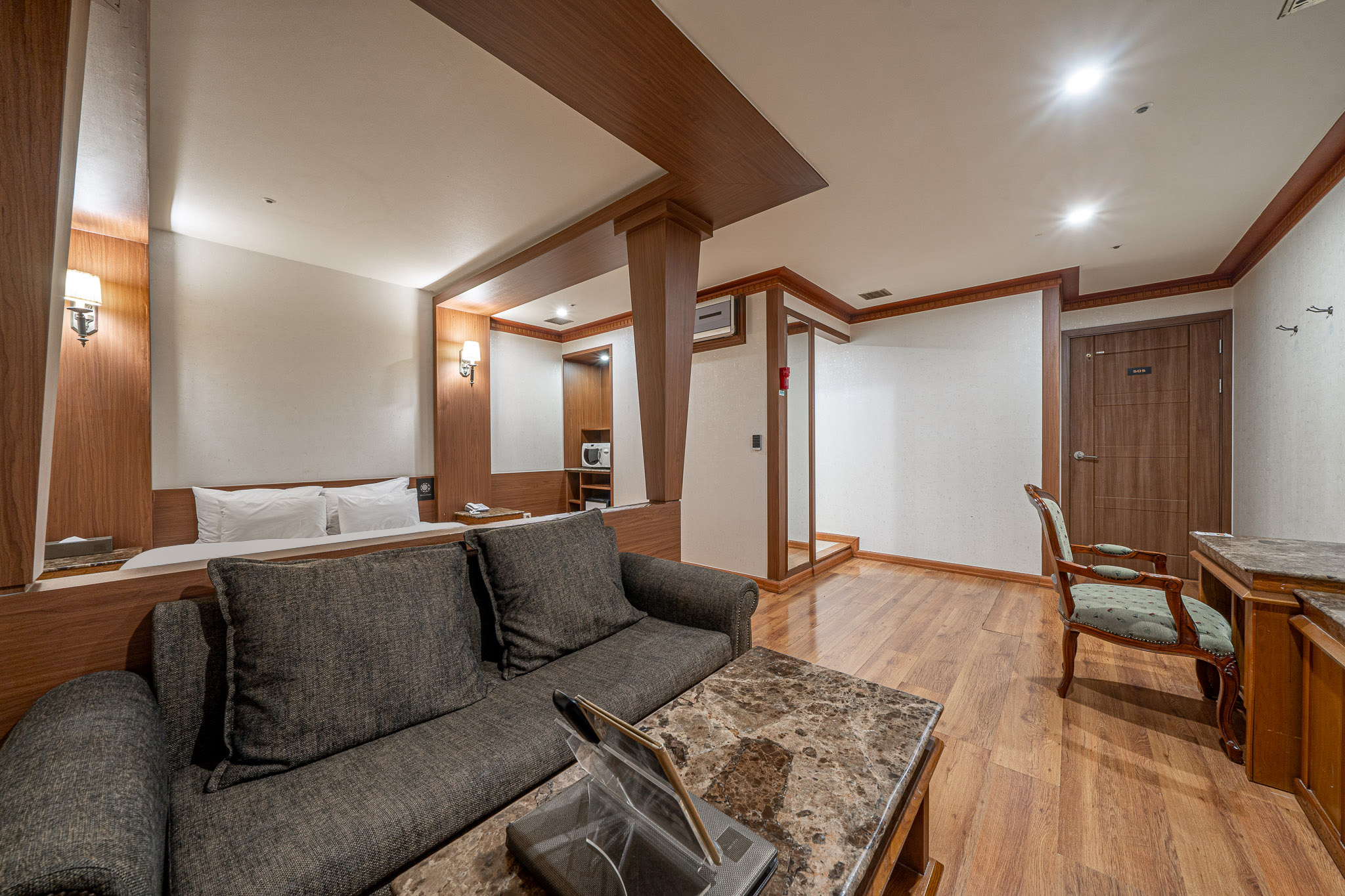 room detail thumbnail 2