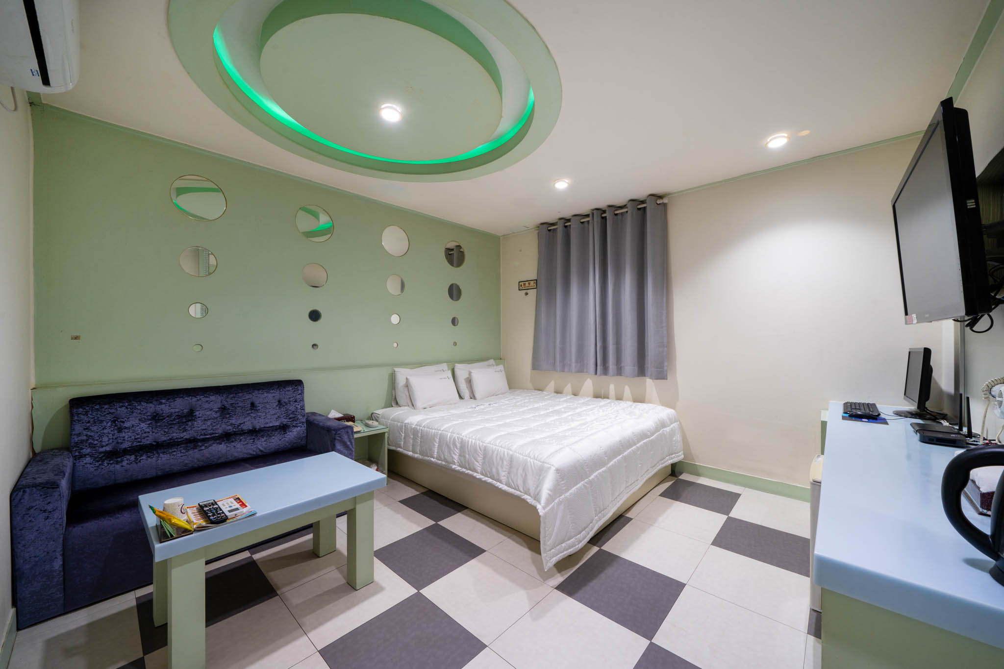 room detail thumbnail 1