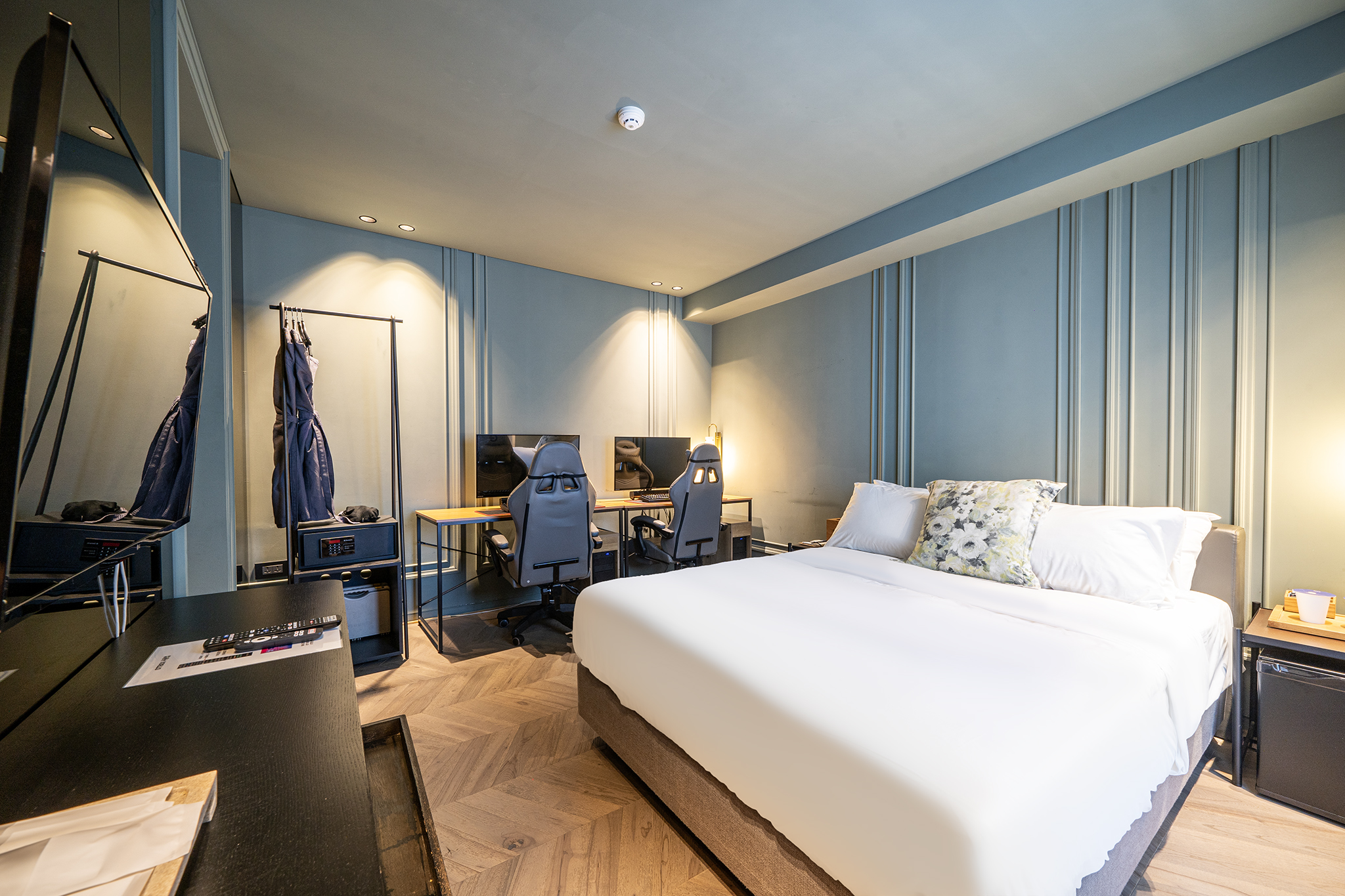 room detail thumbnail 2