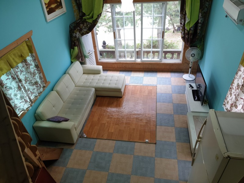 room detail thumbnail 2