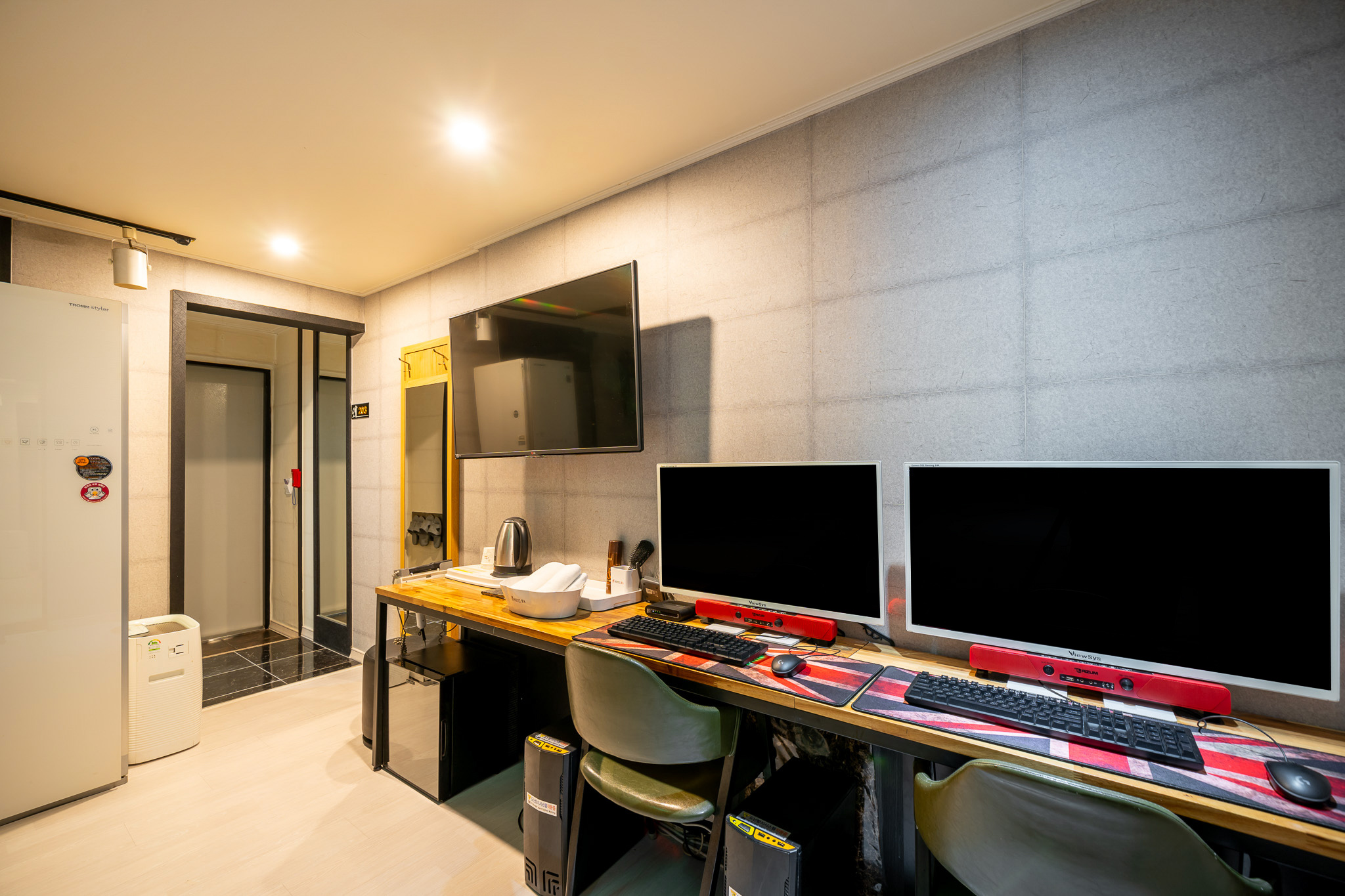 room detail thumbnail 2