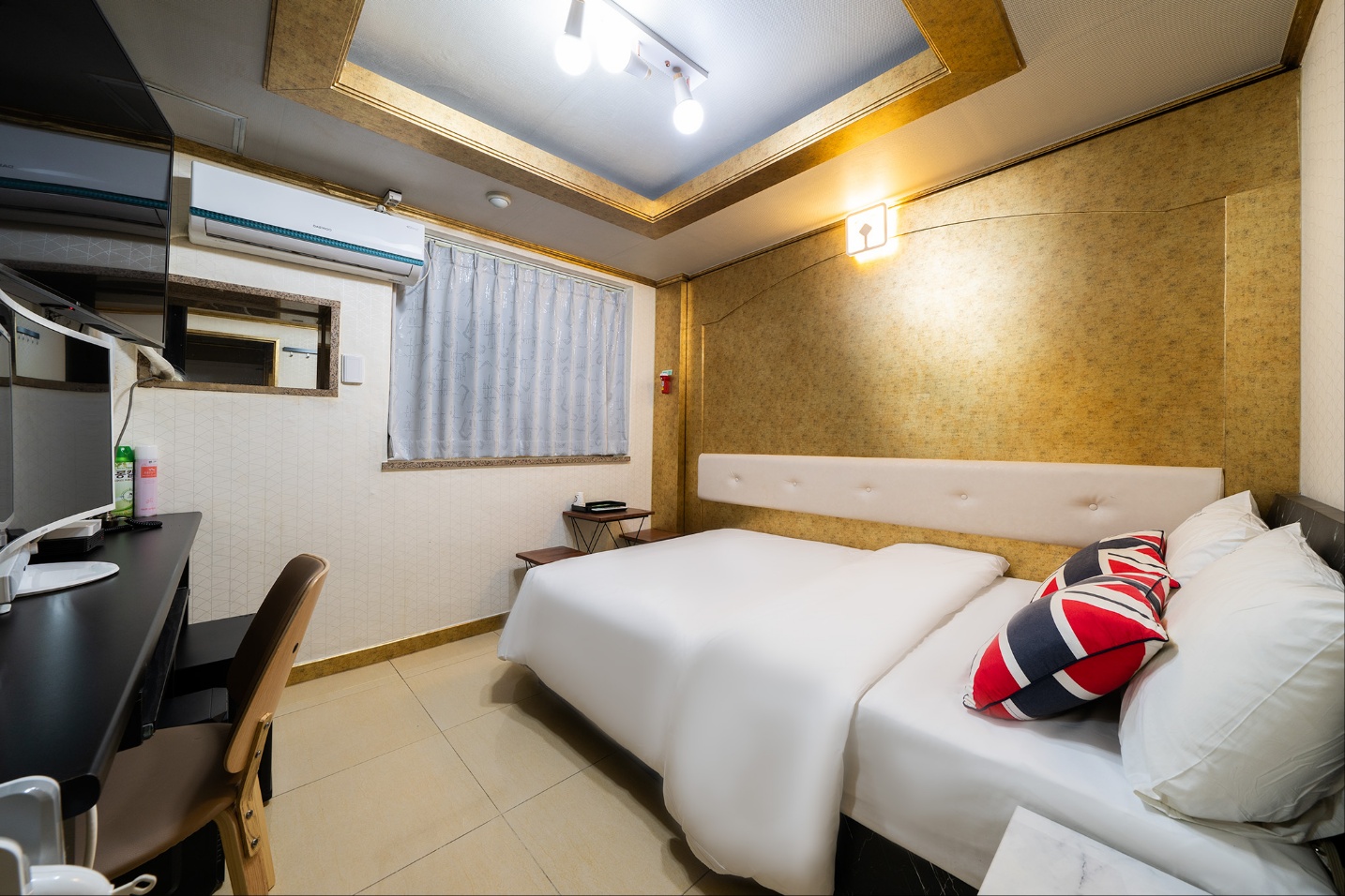 room detail thumbnail 2