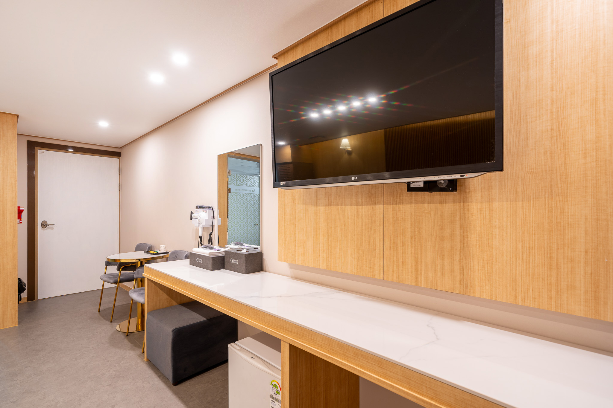 room detail thumbnail 2