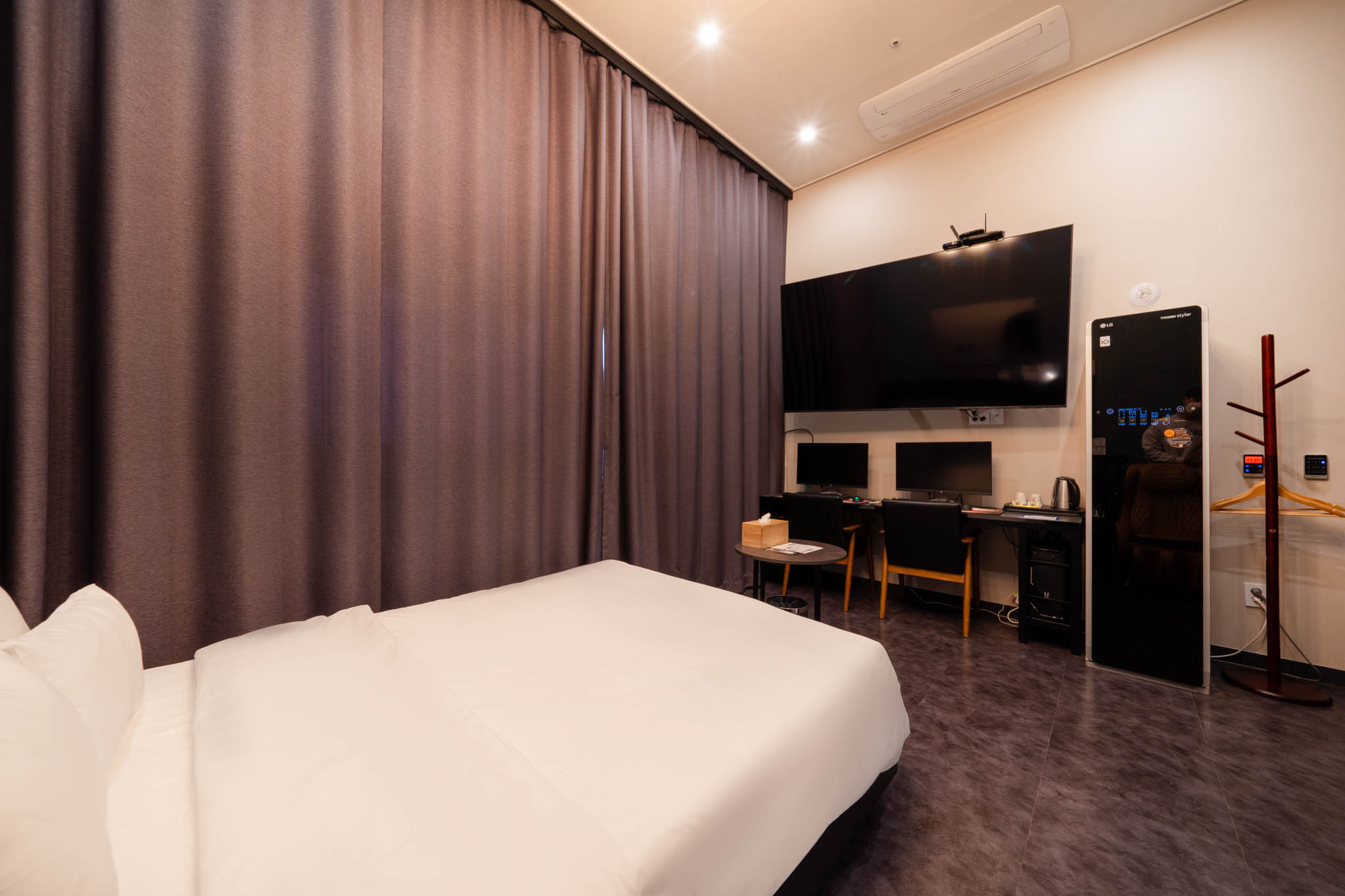 room detail thumbnail 2