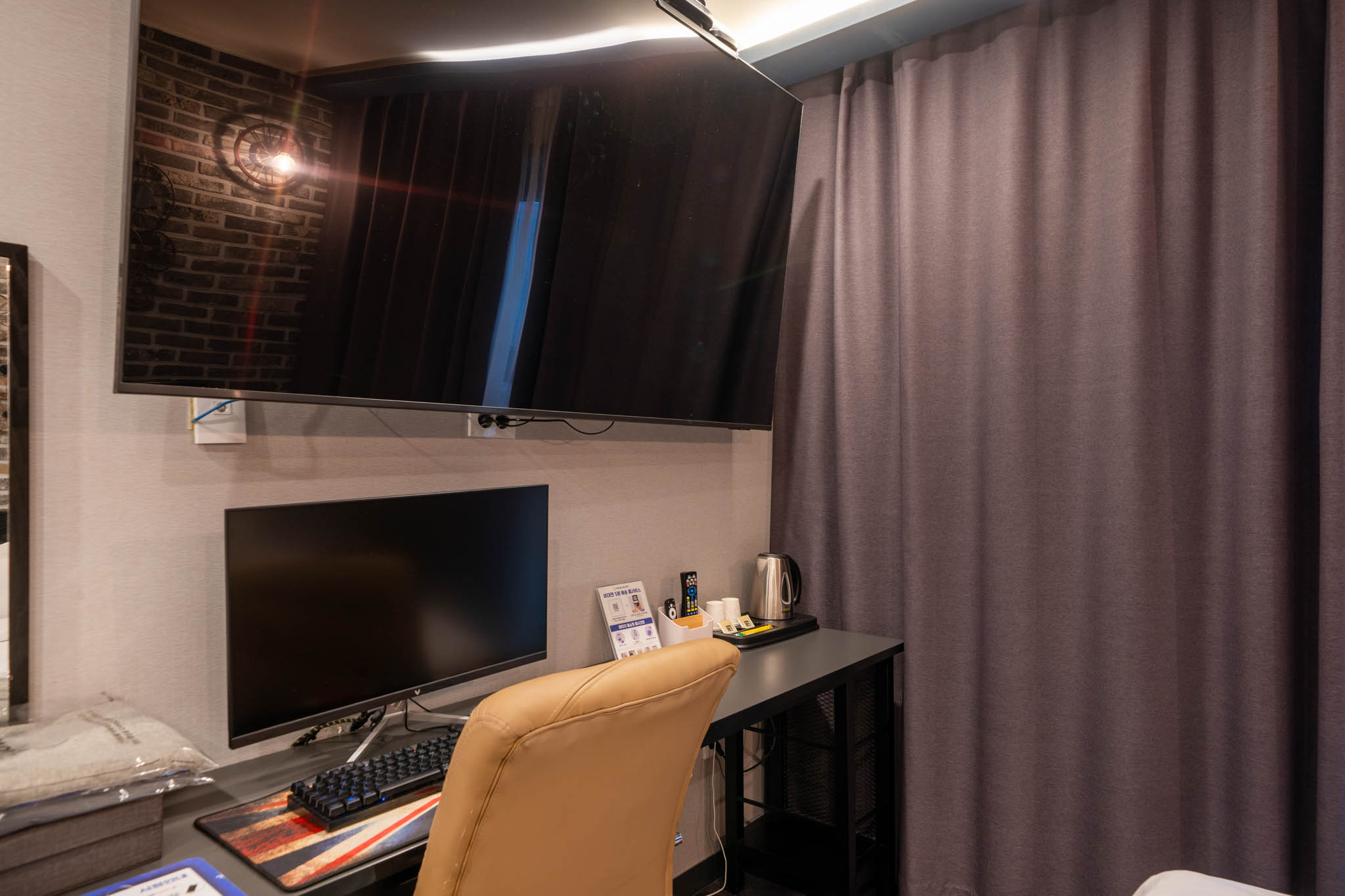 room detail thumbnail 1