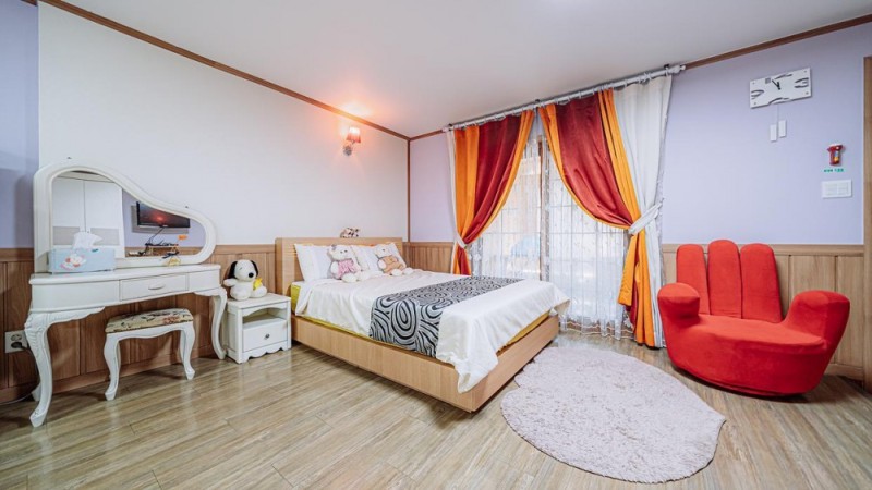 room detail thumbnail 2