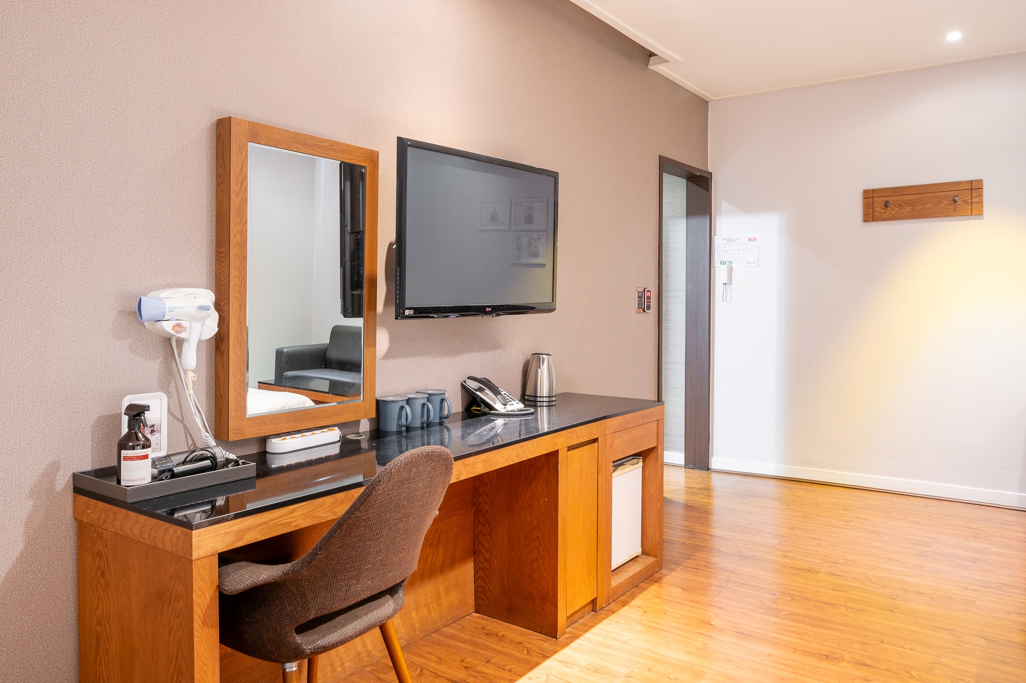 room detail thumbnail 2