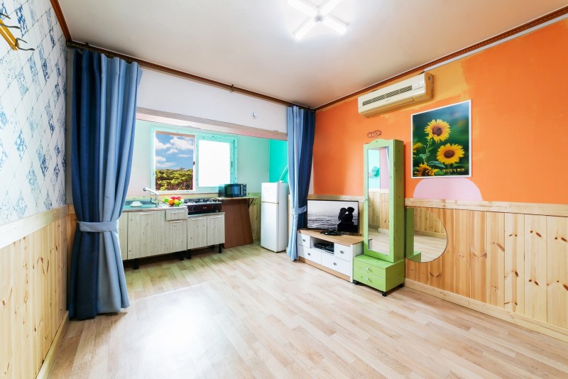 room detail thumbnail 2