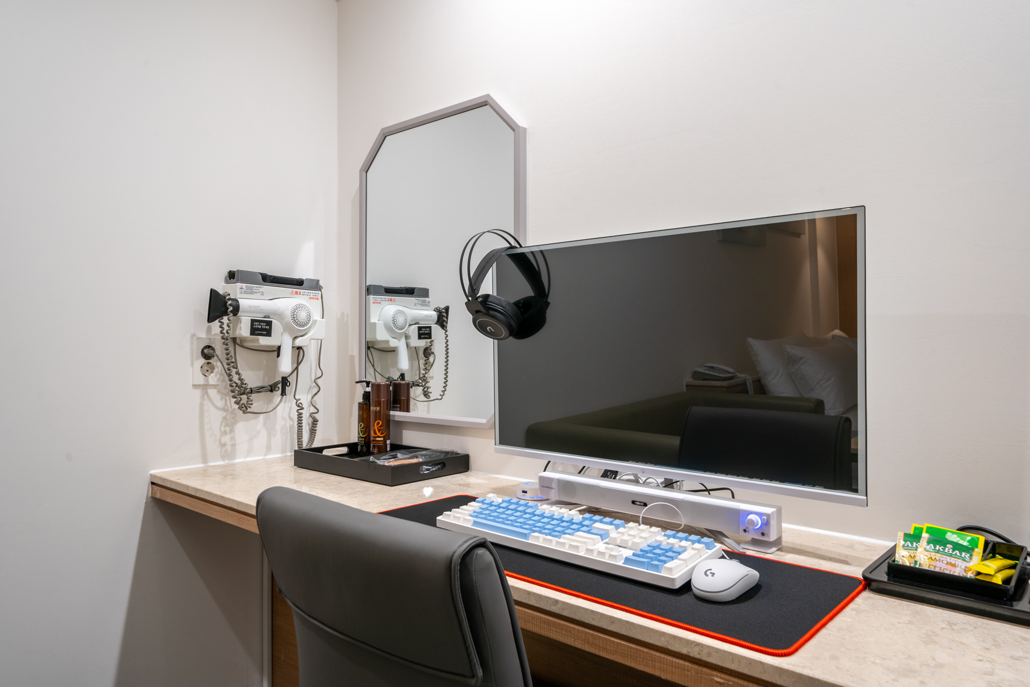 room detail thumbnail 2