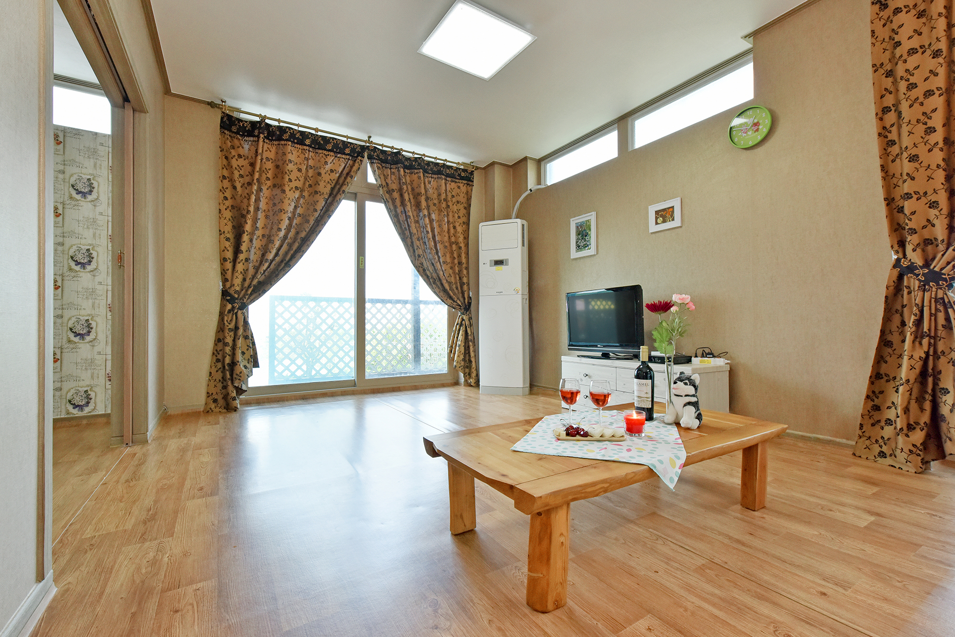 room detail thumbnail 1