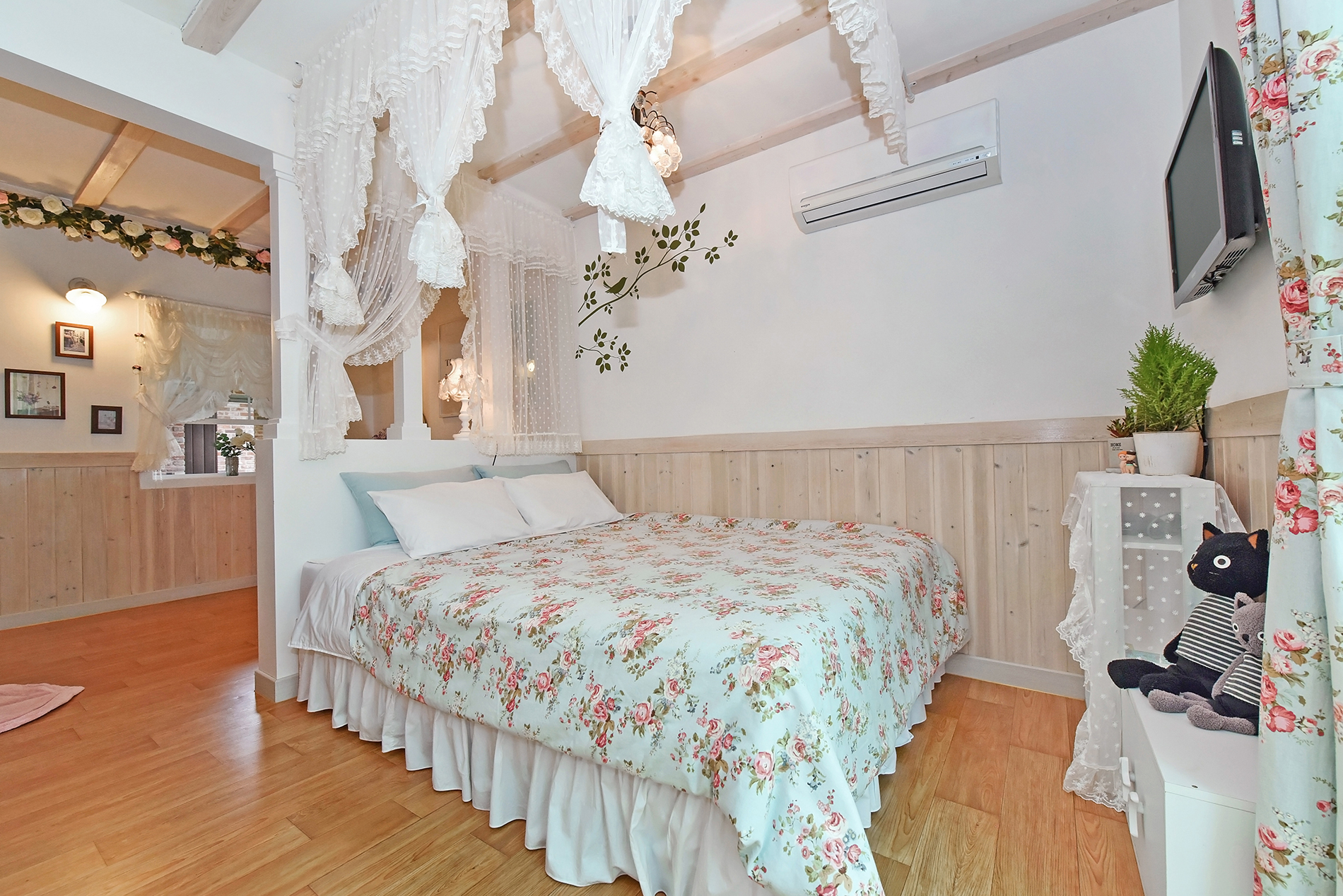room detail thumbnail 1