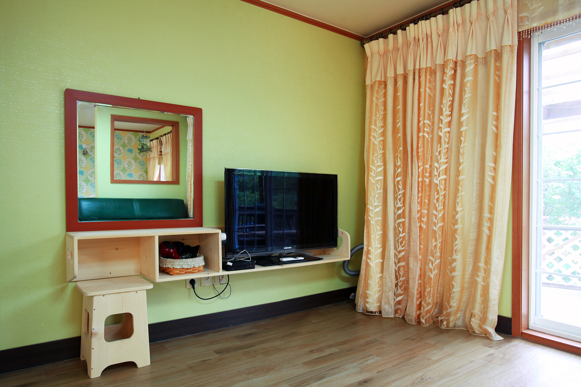 room detail thumbnail 2