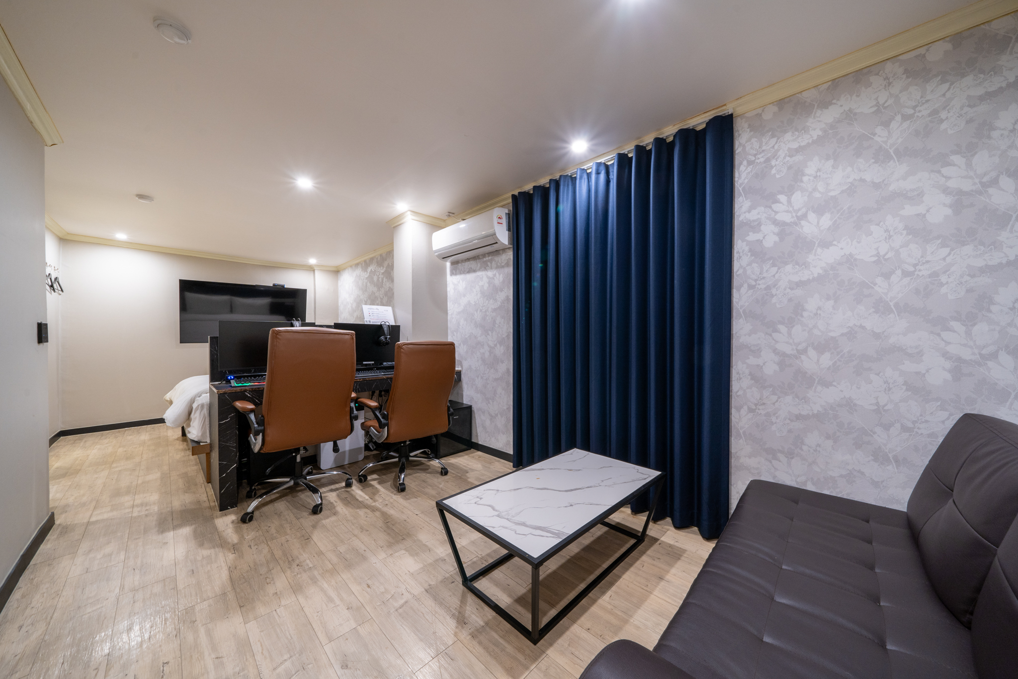 room detail thumbnail 1