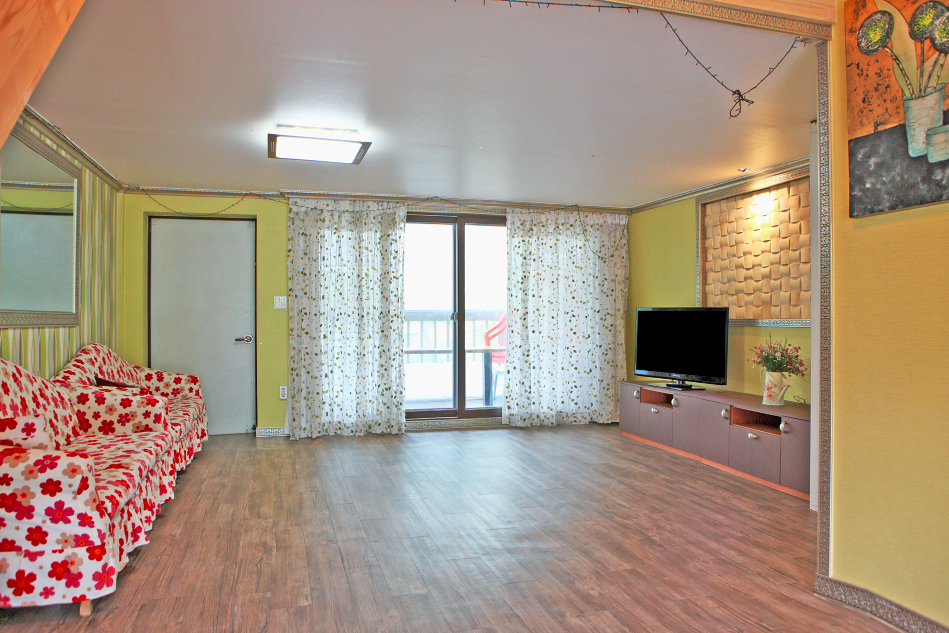 room detail thumbnail 2