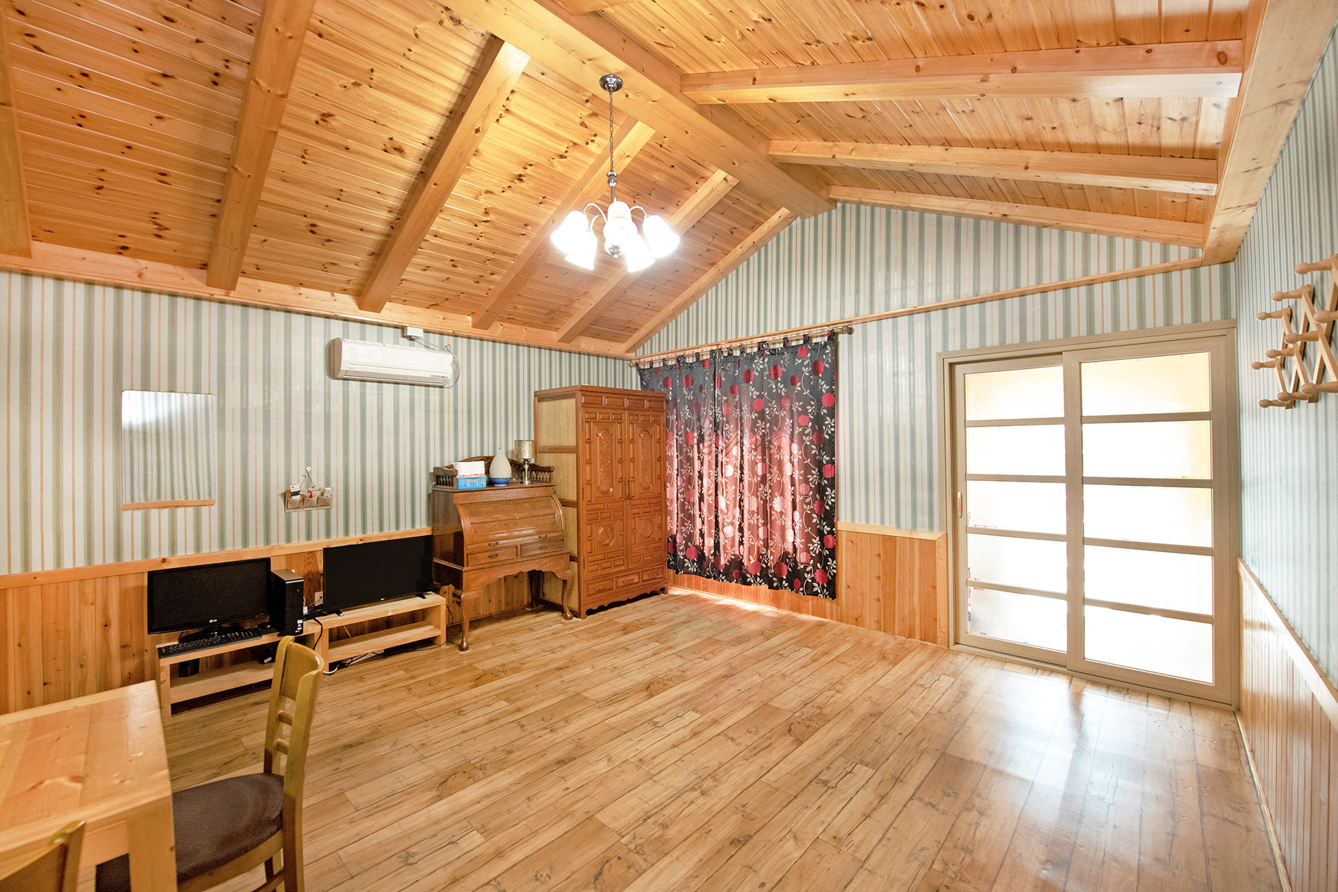 room detail thumbnail 2