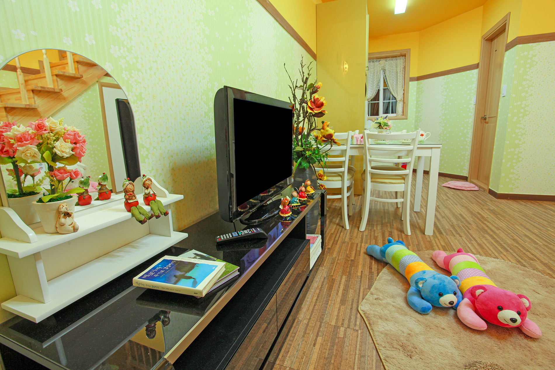 room detail thumbnail 1