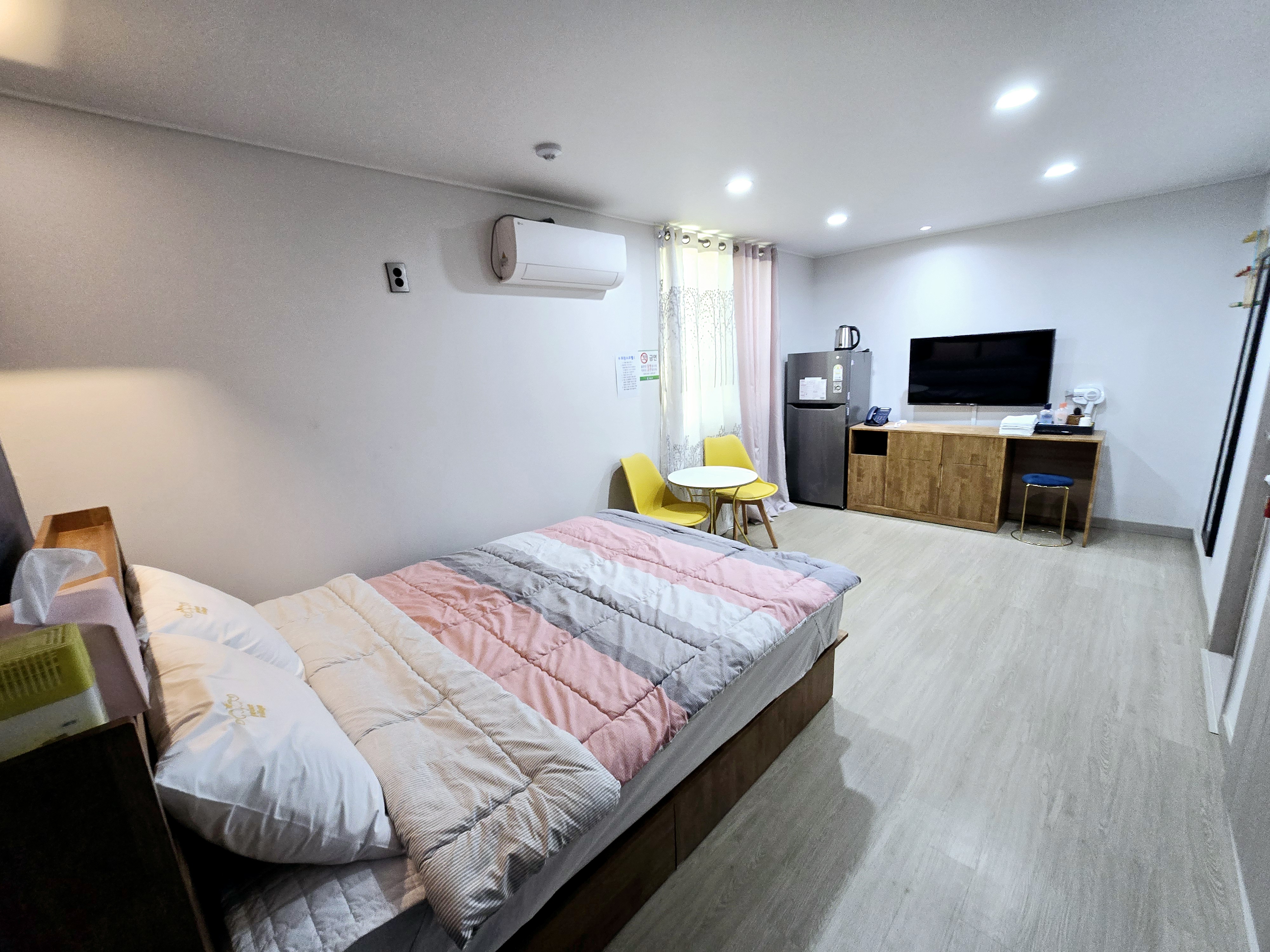 room detail thumbnail 2