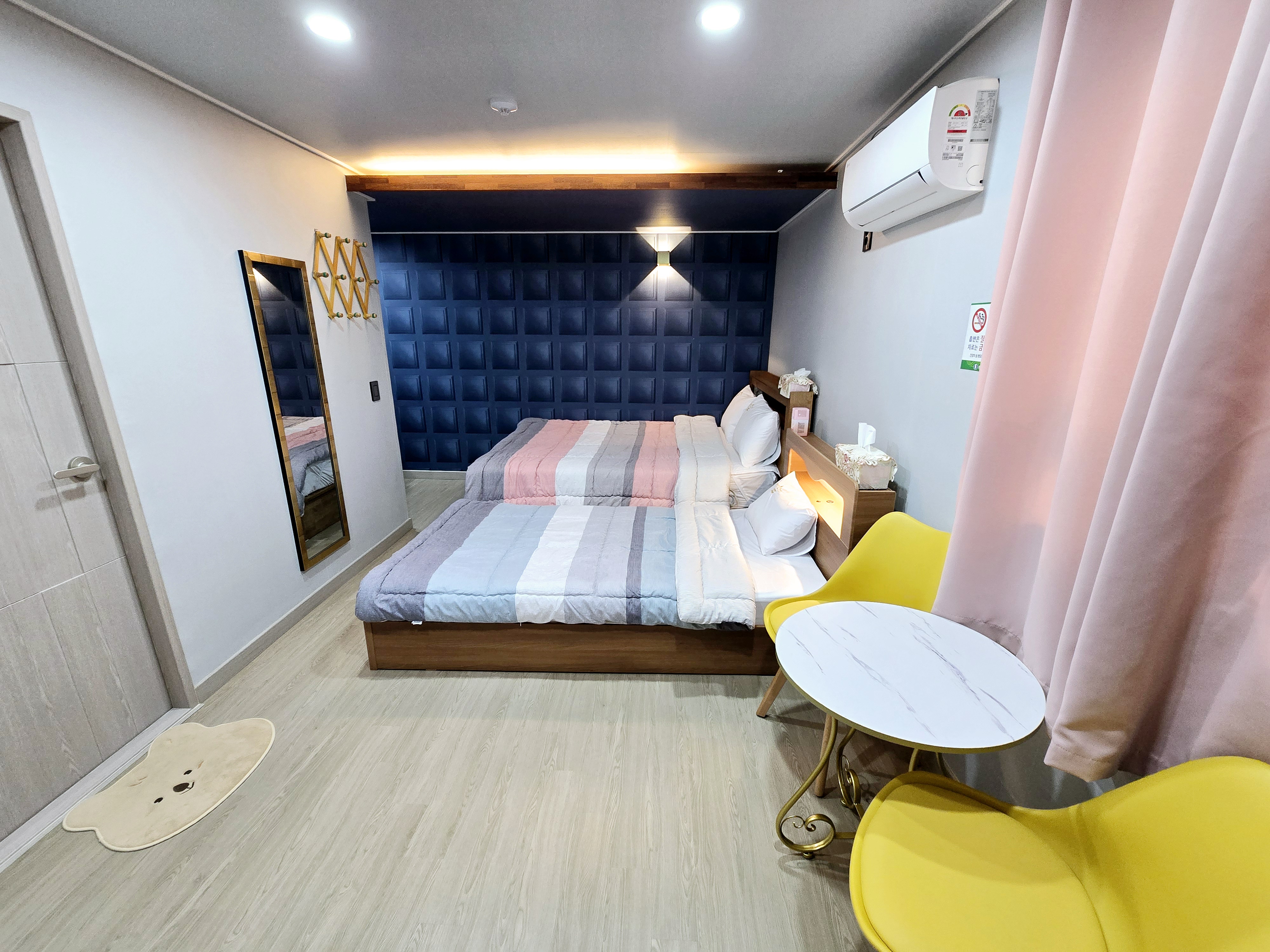 room detail thumbnail 1