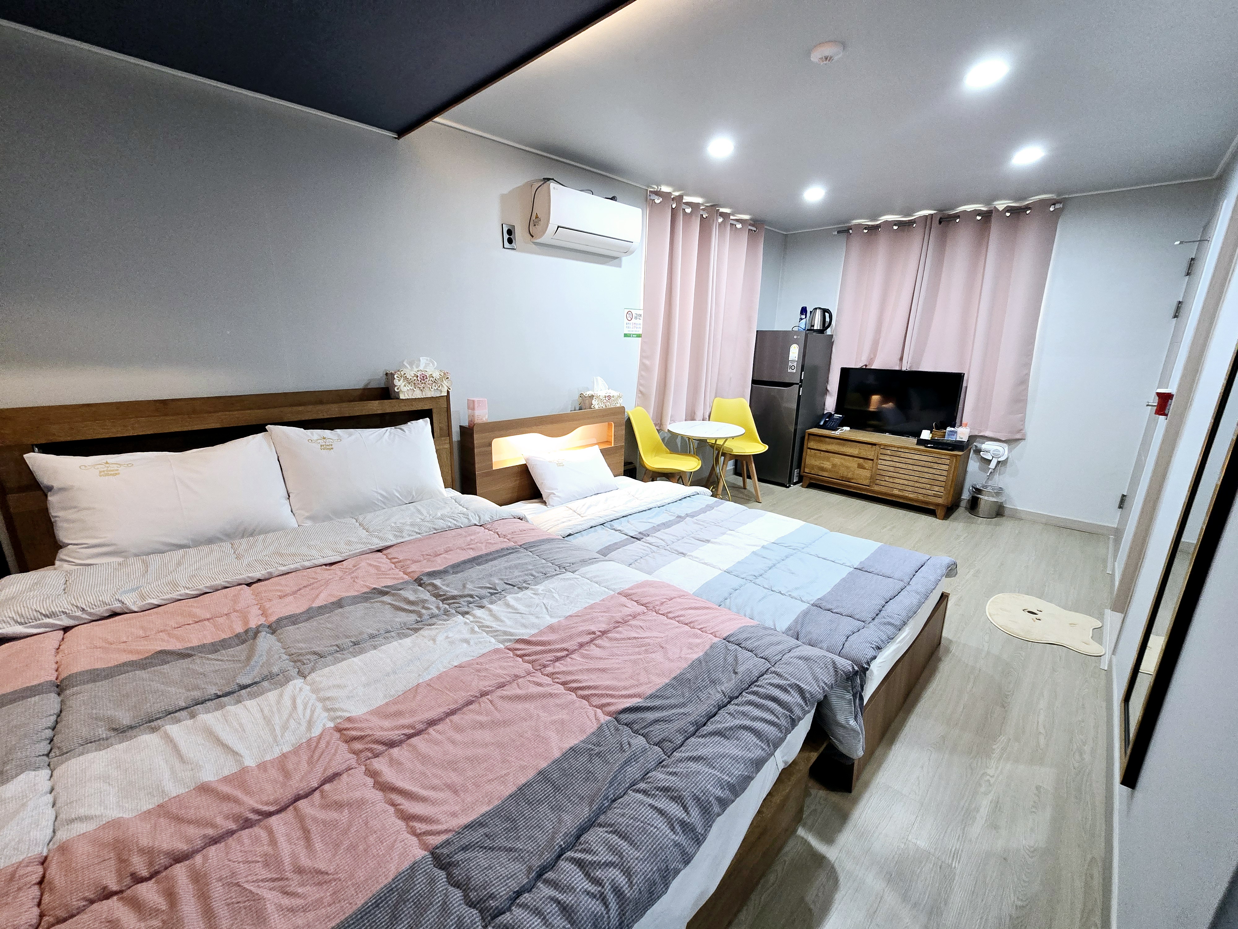 room detail thumbnail 2