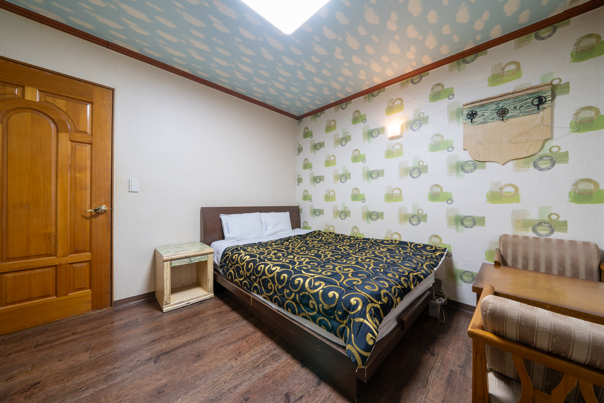 room detail thumbnail 2