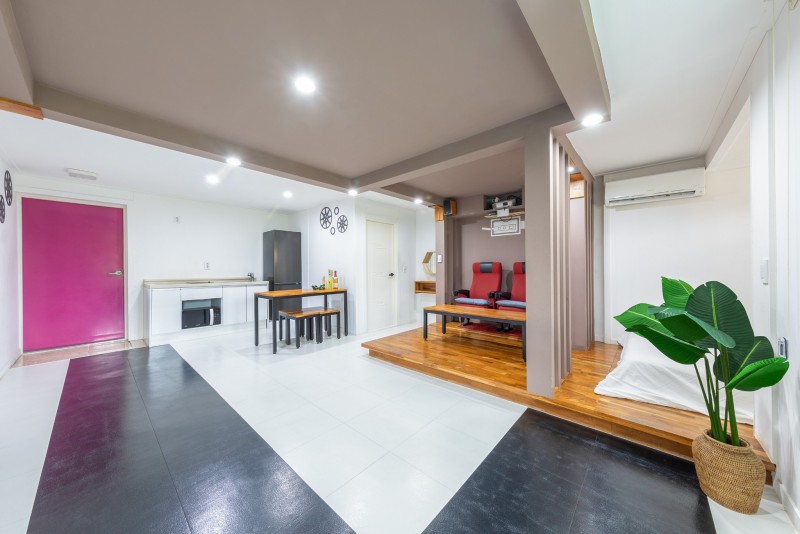 room detail thumbnail 1