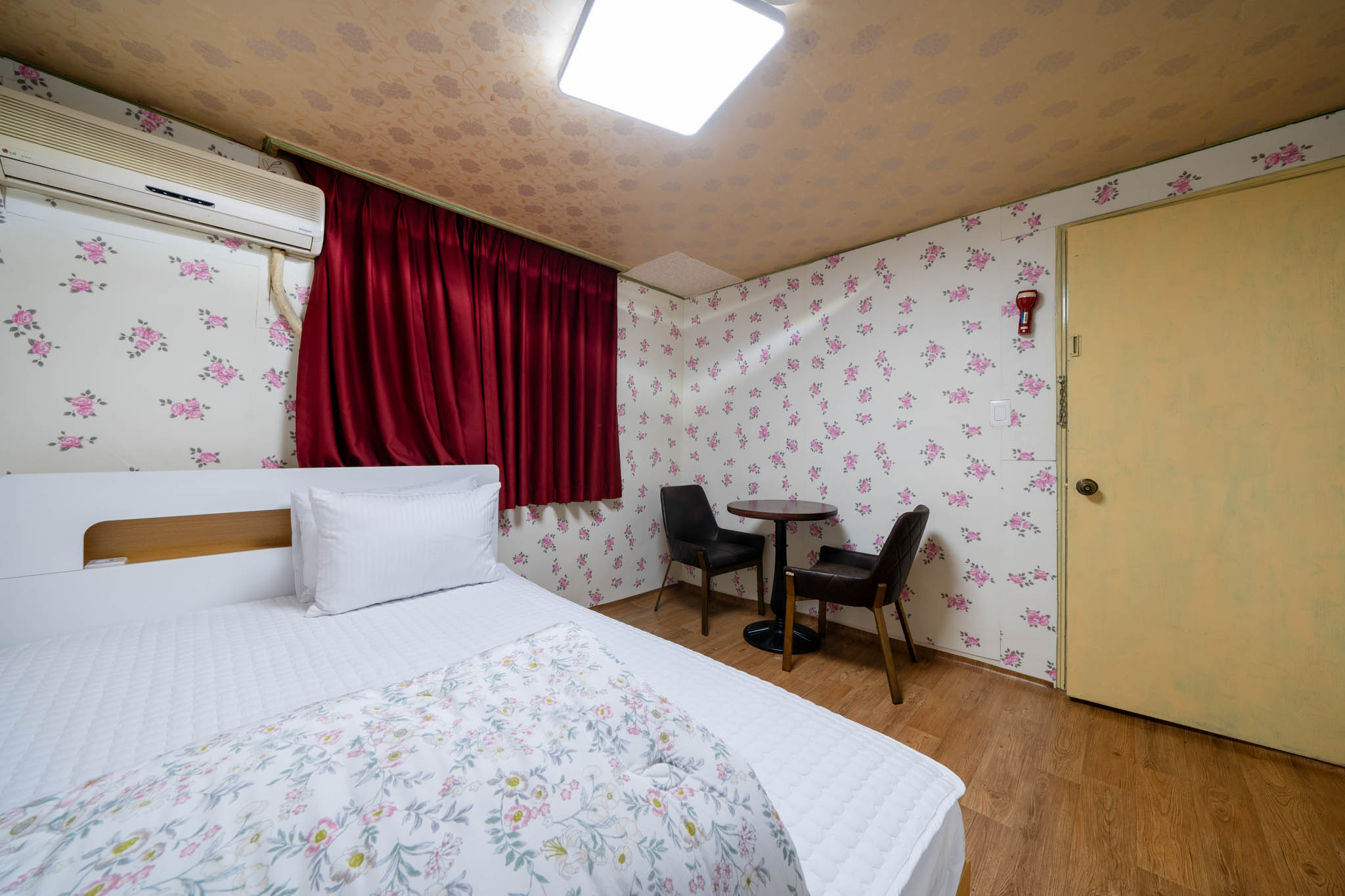 room detail thumbnail 2