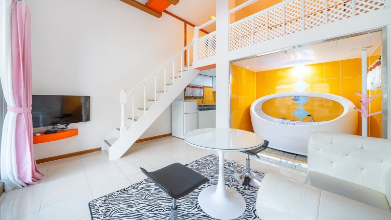 room detail thumbnail 1