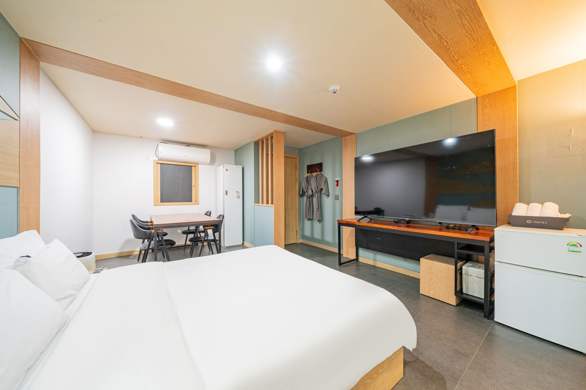 room detail thumbnail 2