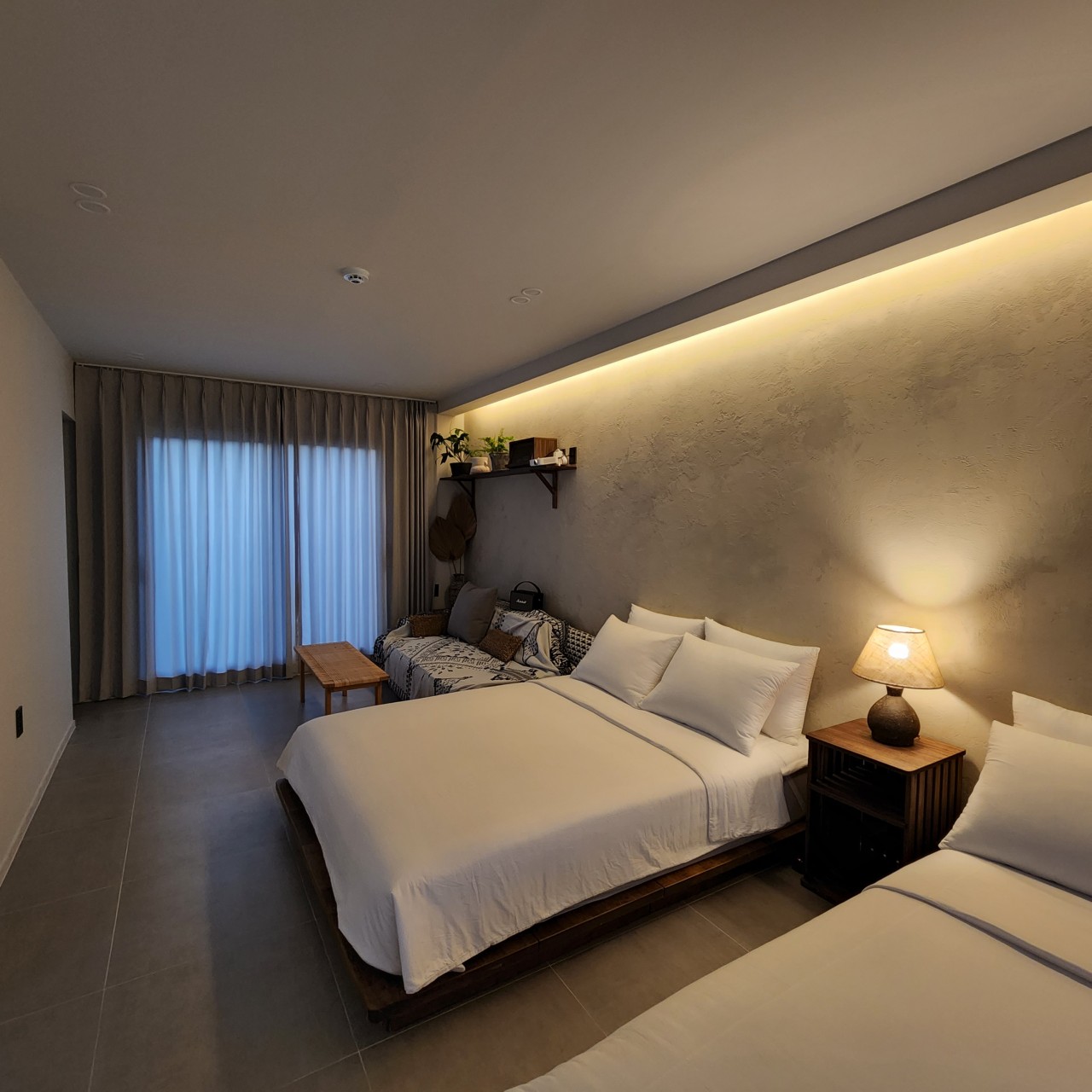 room detail thumbnail 1