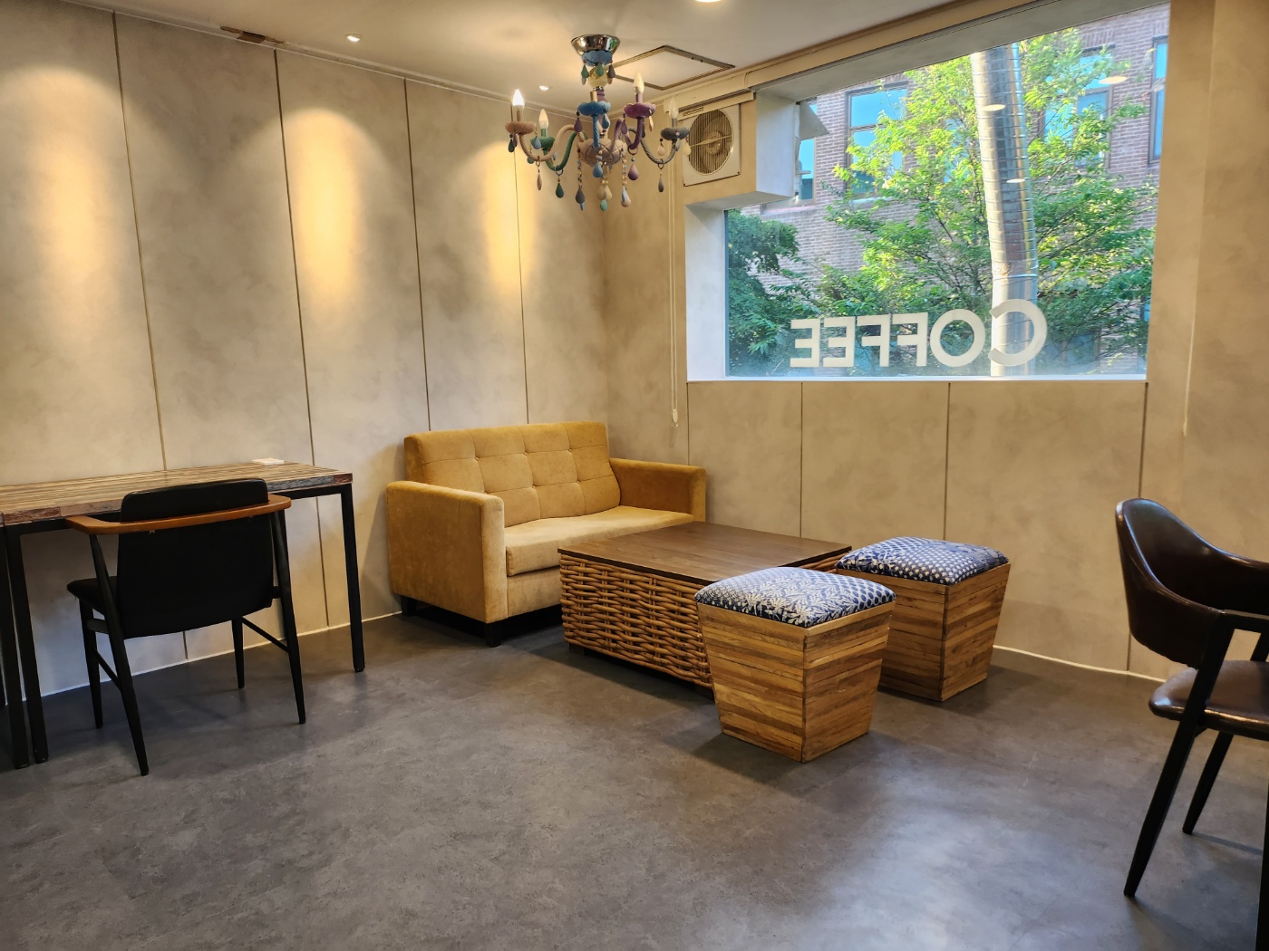 room detail thumbnail 2