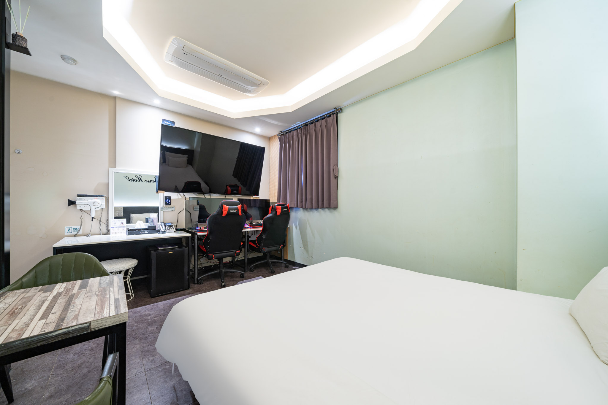 room detail thumbnail 2