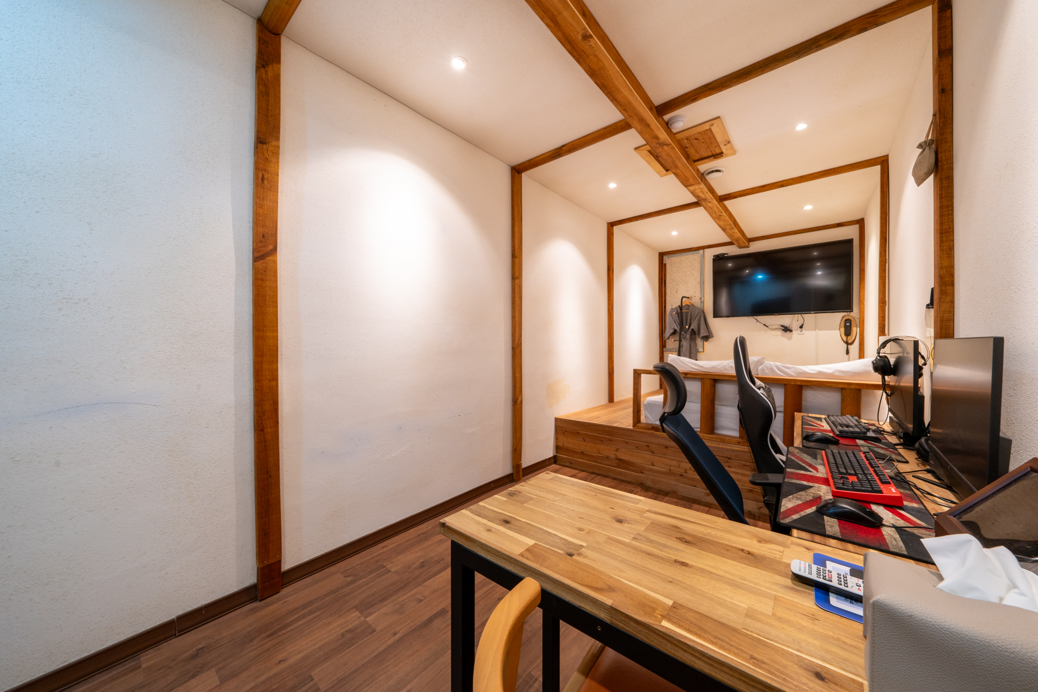 room detail thumbnail 2