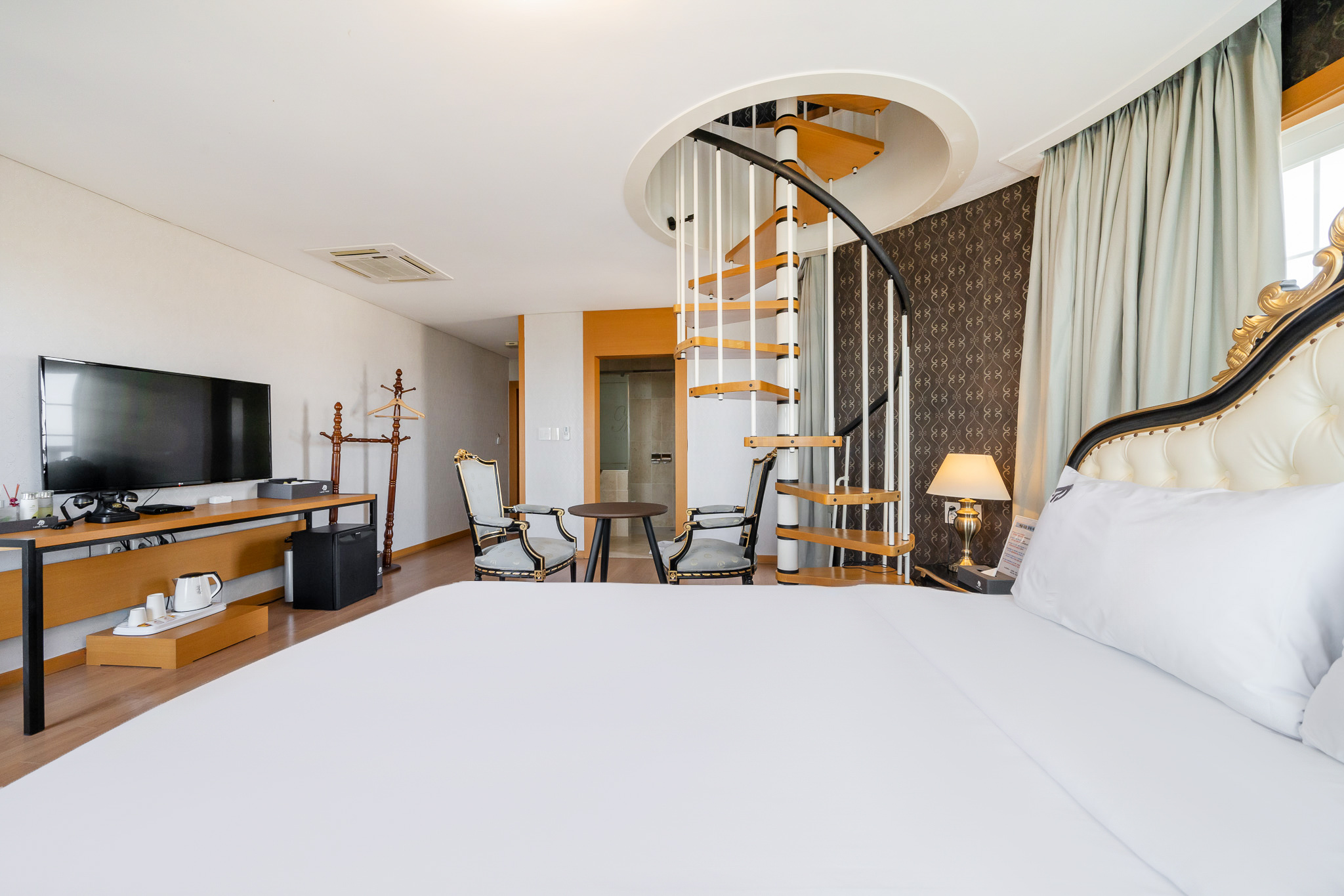 room detail thumbnail 2