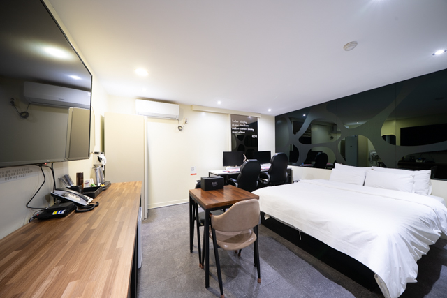 room detail thumbnail 1