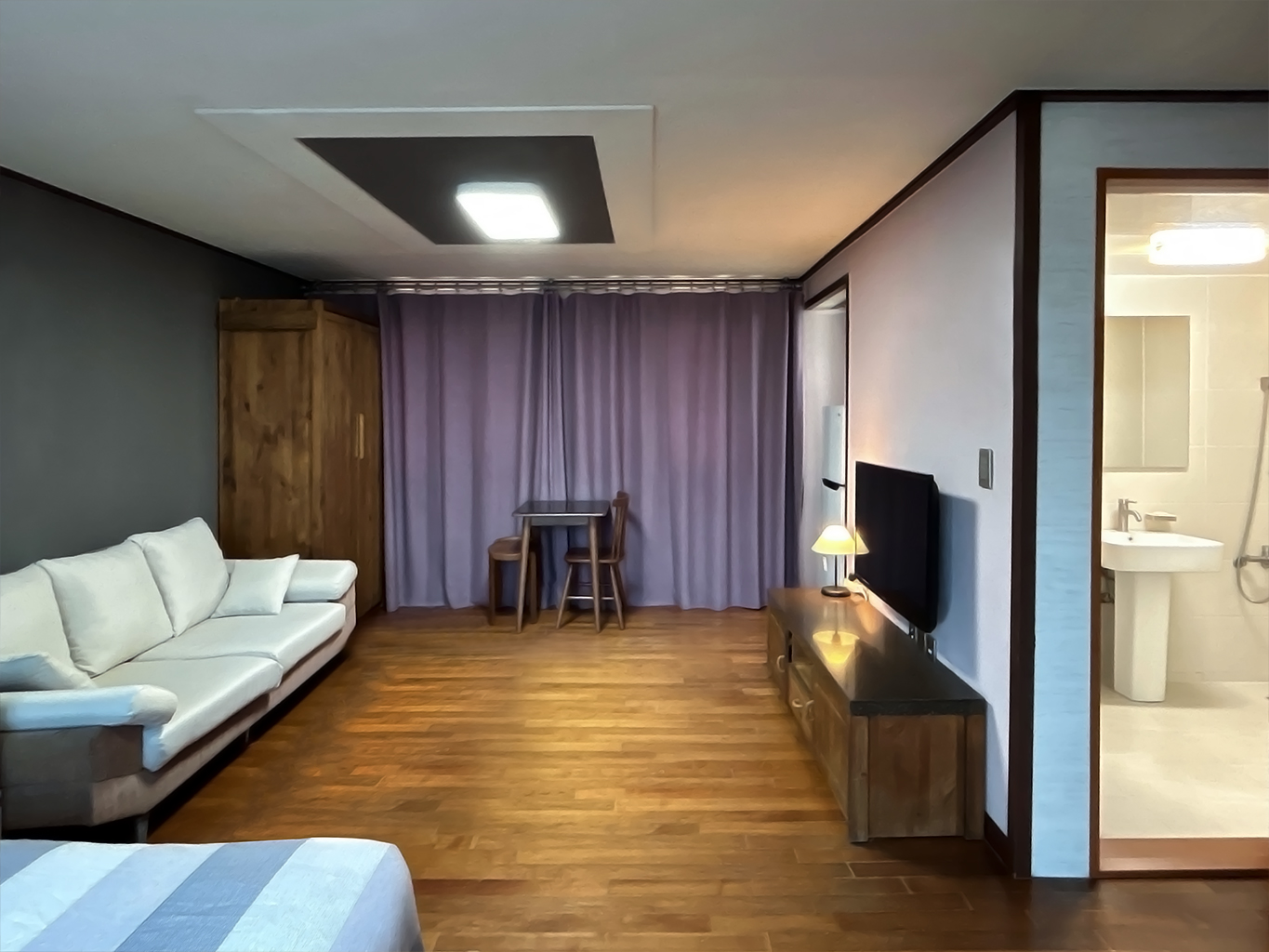 room detail thumbnail 1