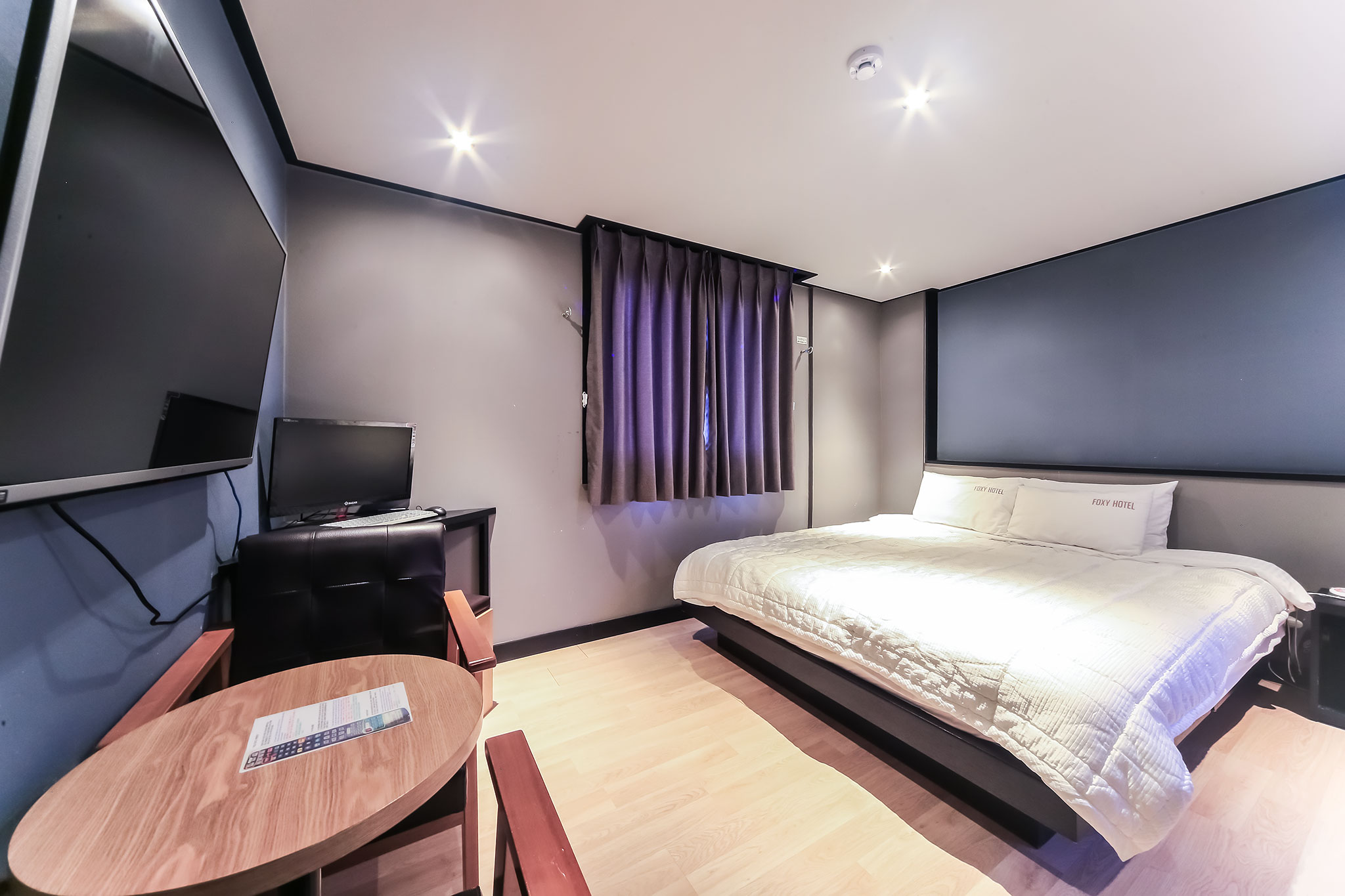 room detail thumbnail 2