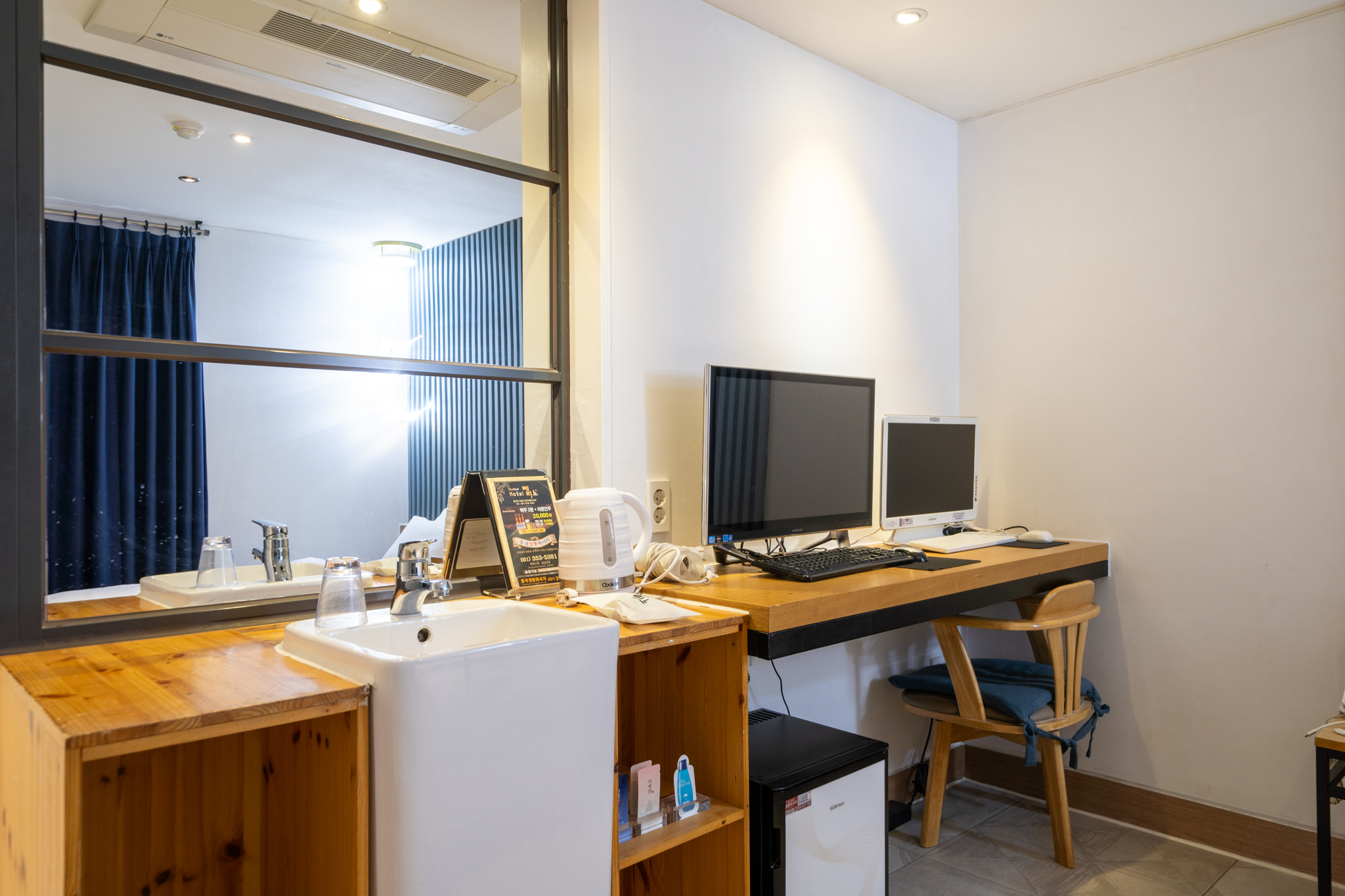 room detail thumbnail 2