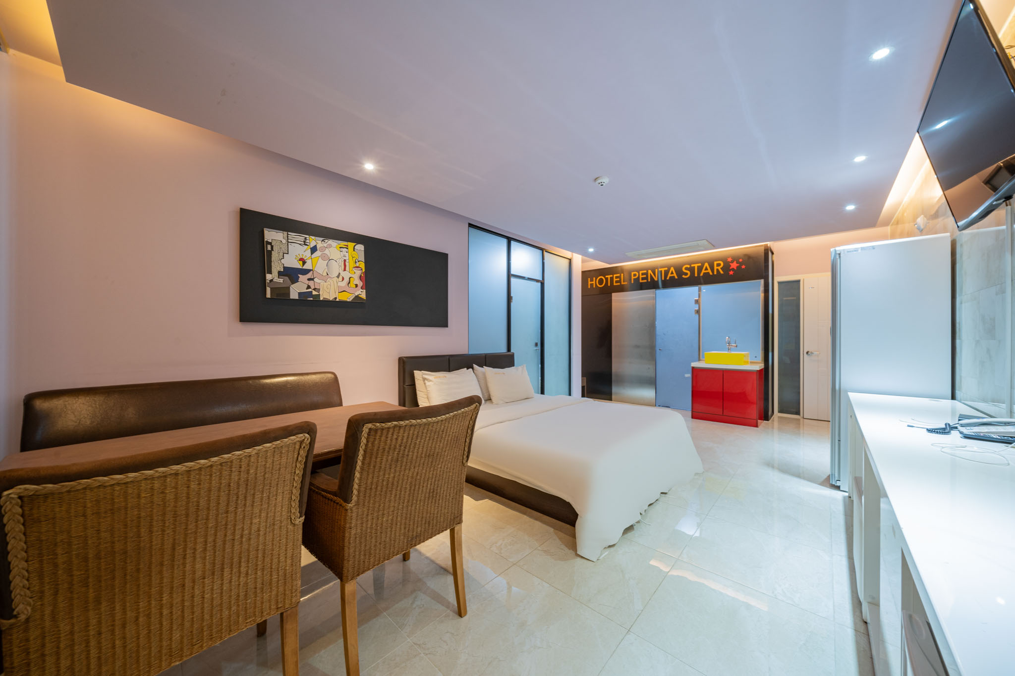 room detail thumbnail 1