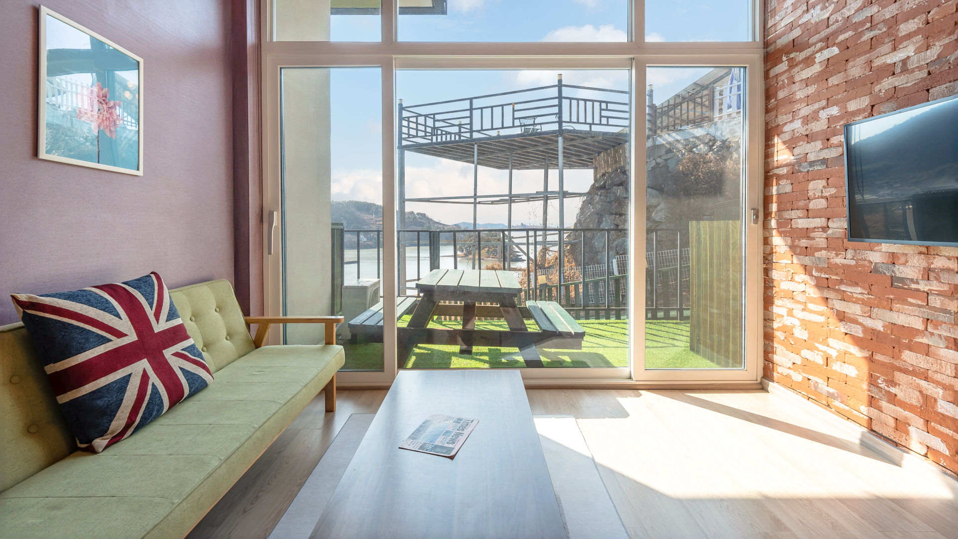 room detail thumbnail 2