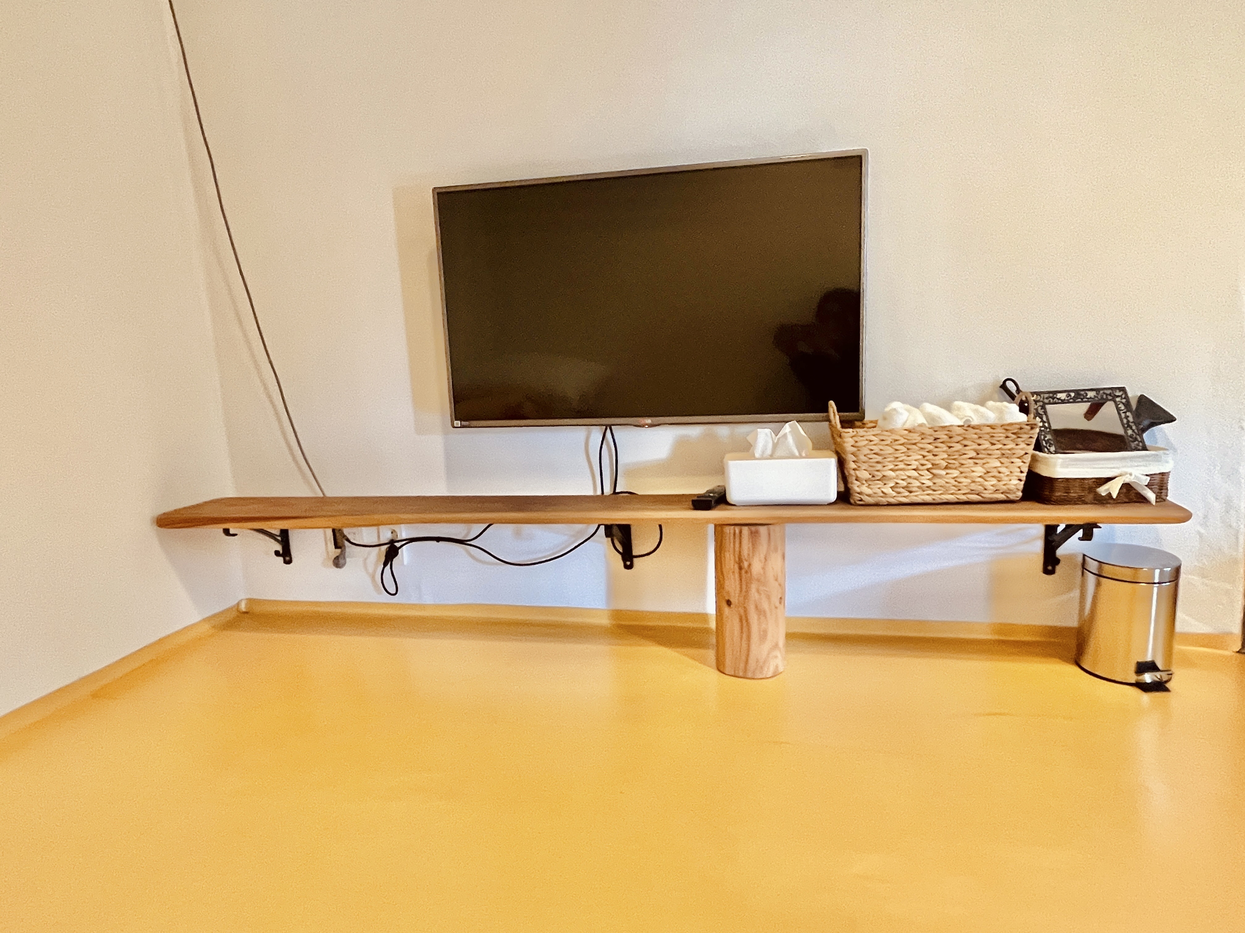 room detail thumbnail 2