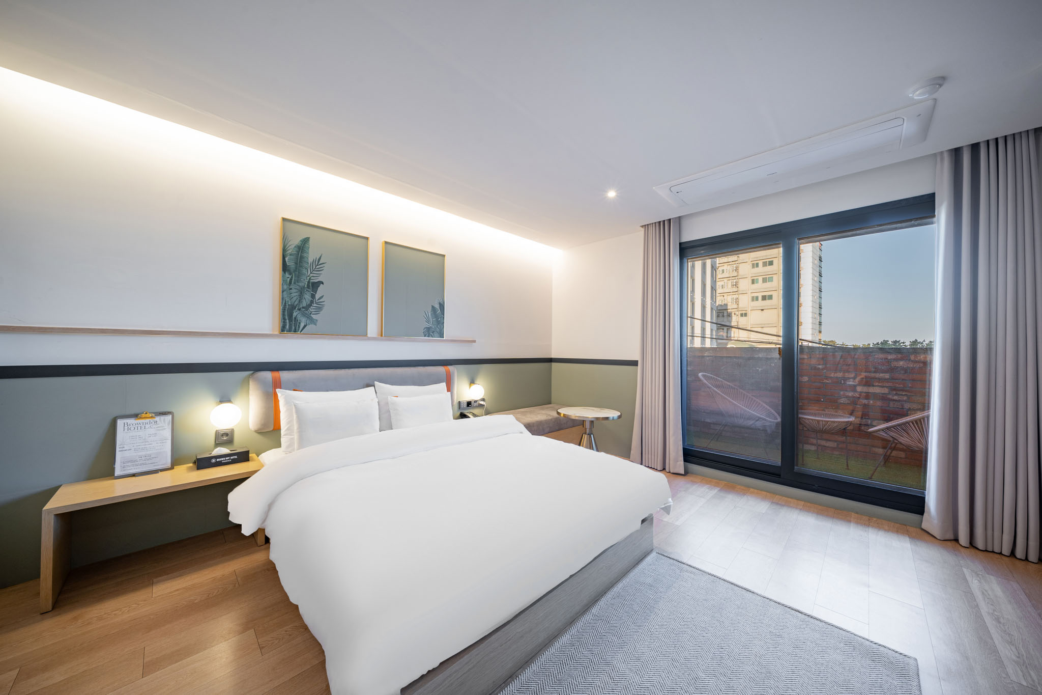 room detail thumbnail 2