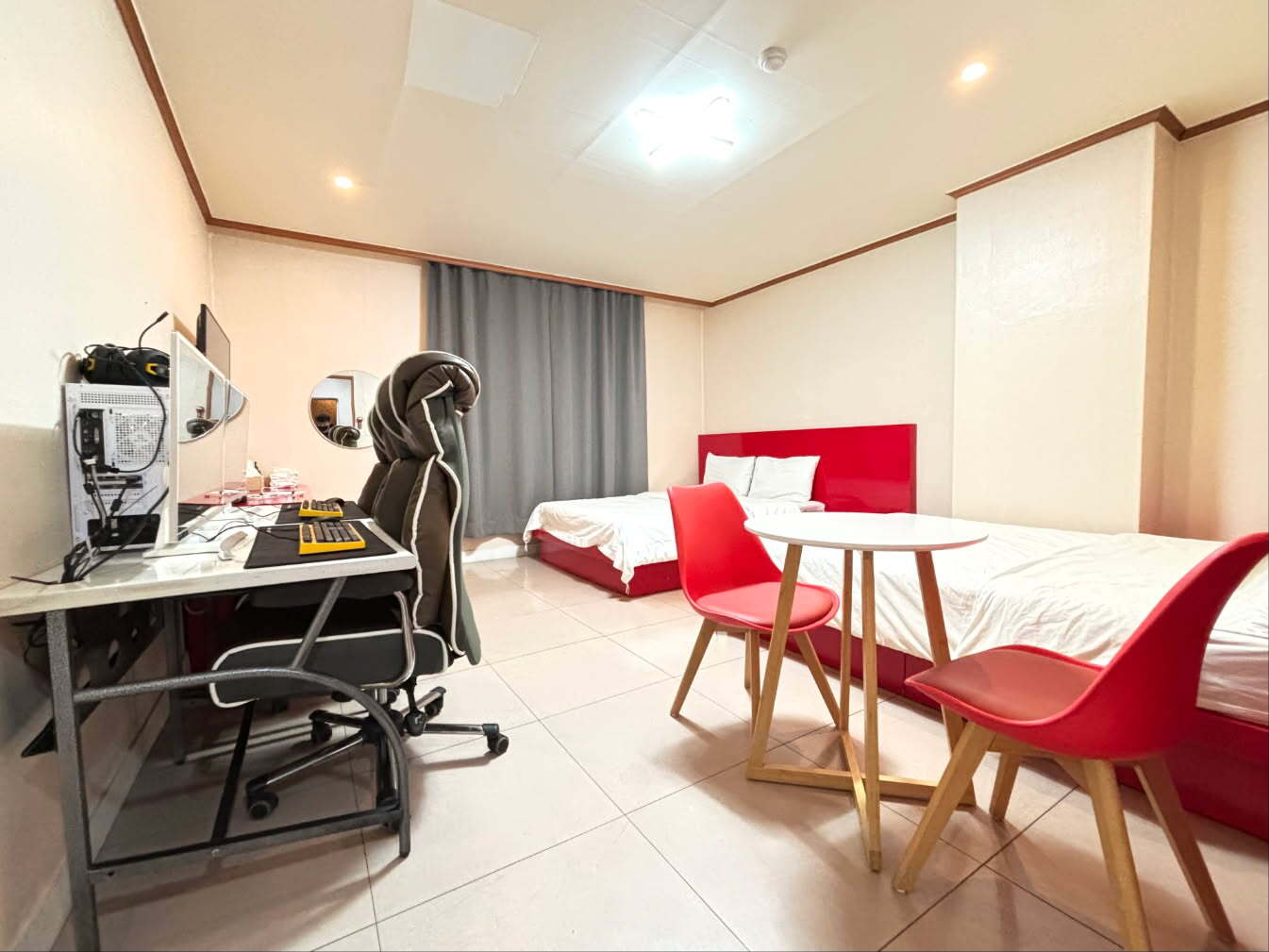 room detail thumbnail 2