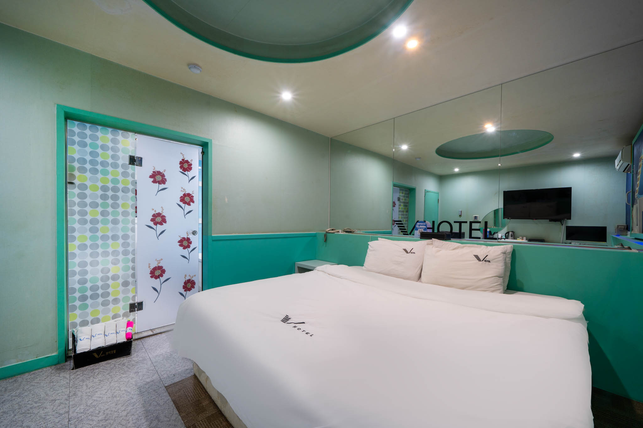 room detail thumbnail 2