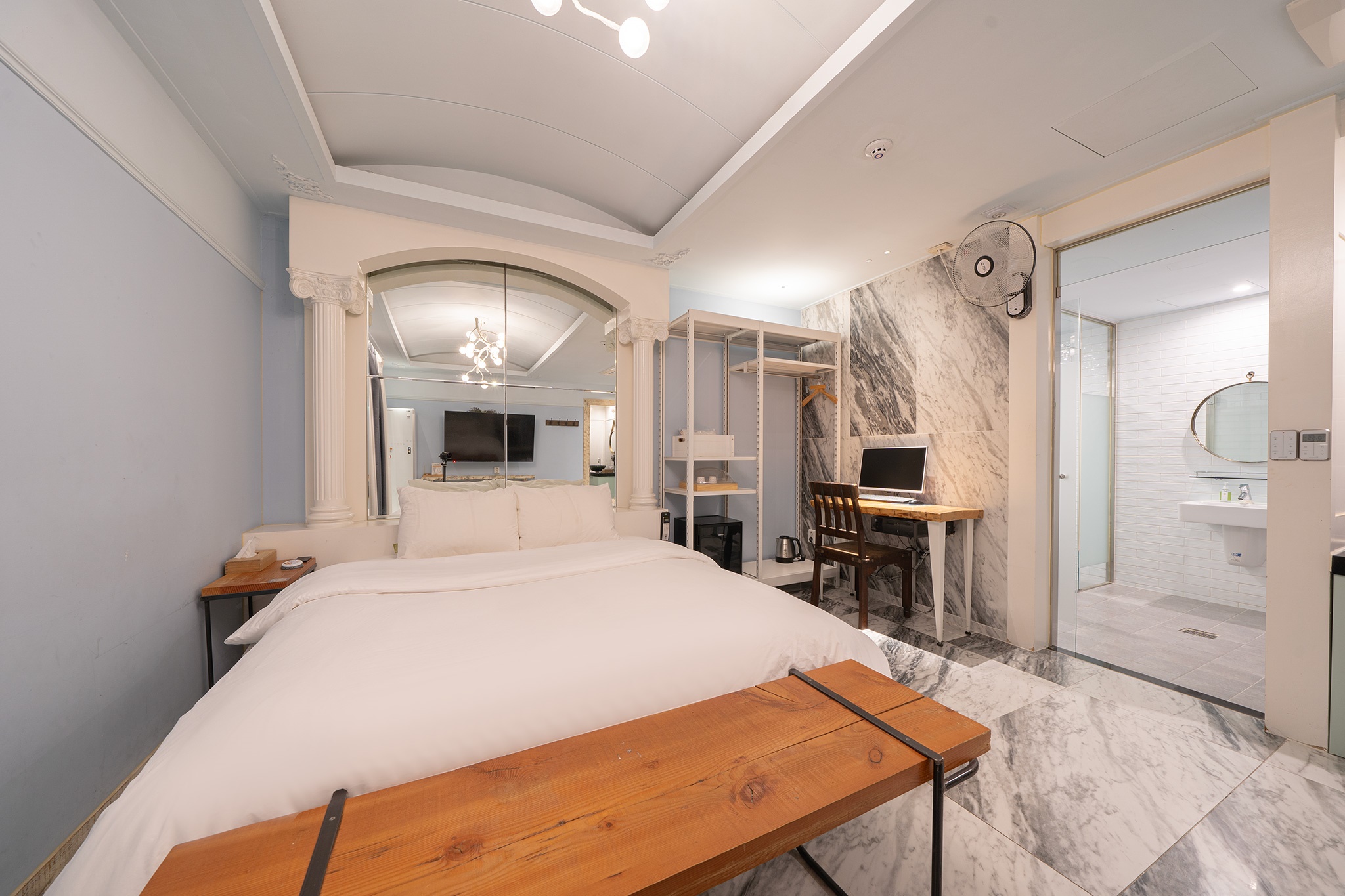 room detail thumbnail 2