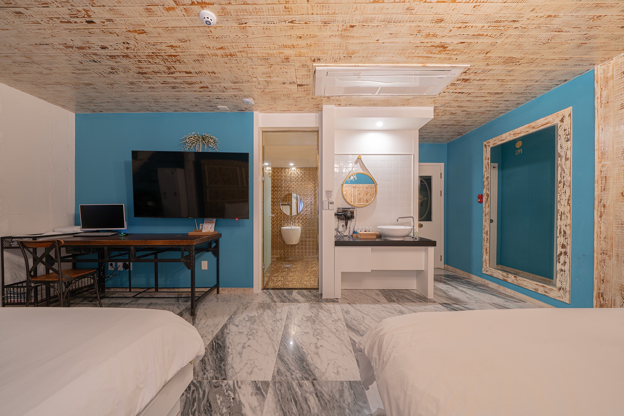 room detail thumbnail 2