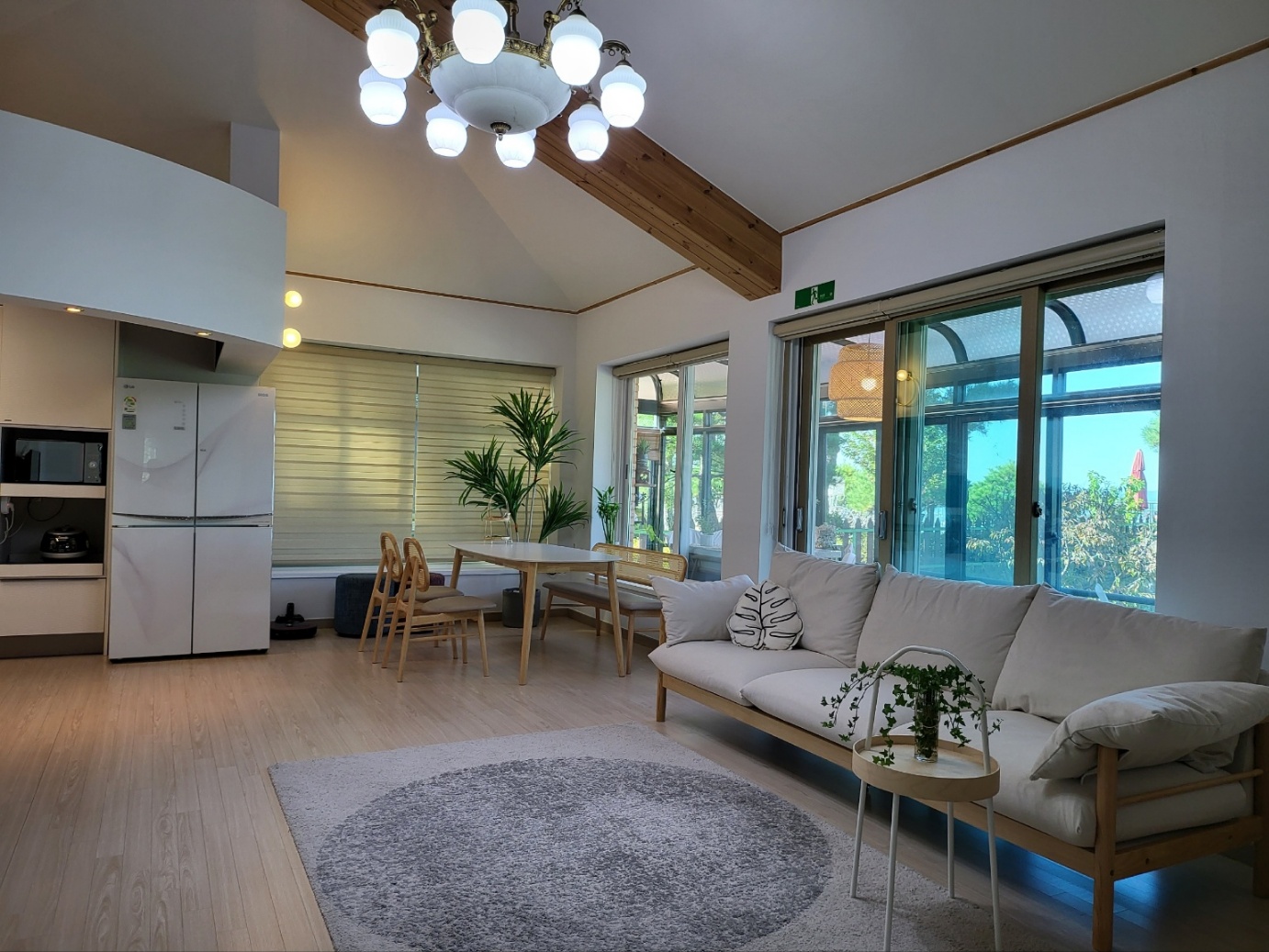 room detail thumbnail 2