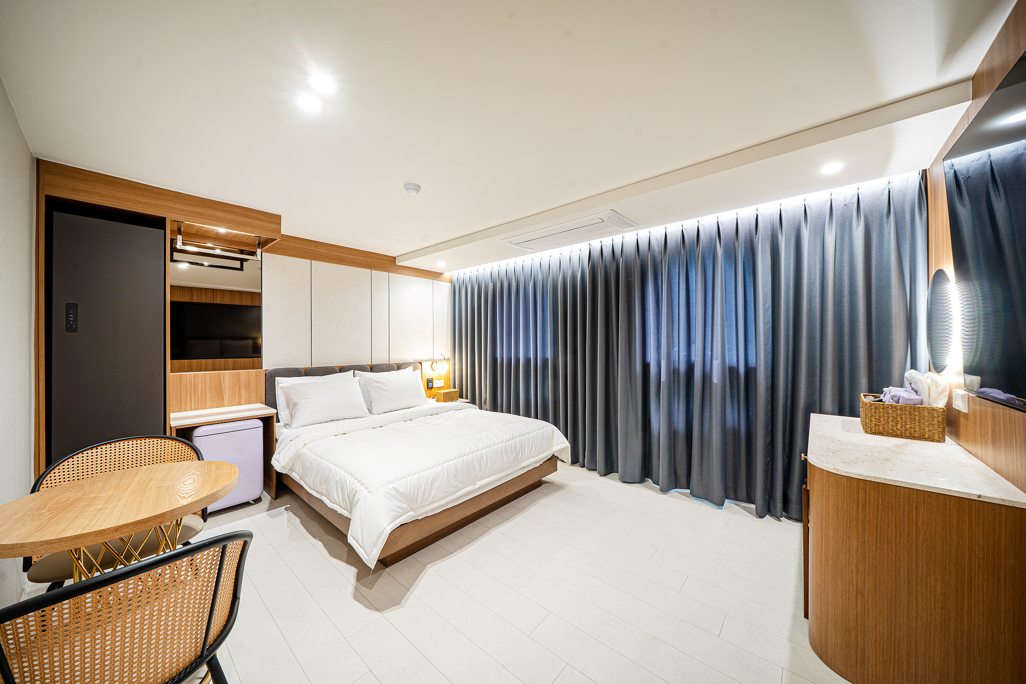 room detail thumbnail 1