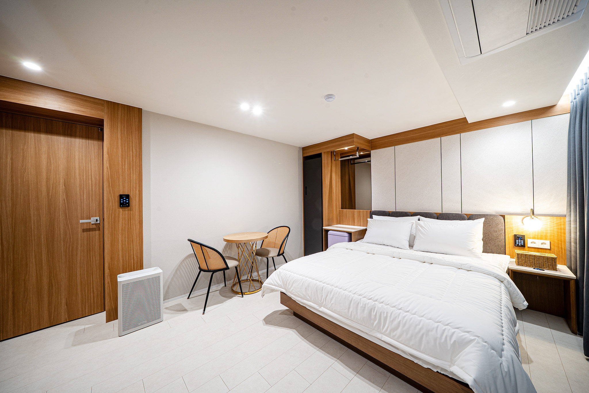 room detail thumbnail 2