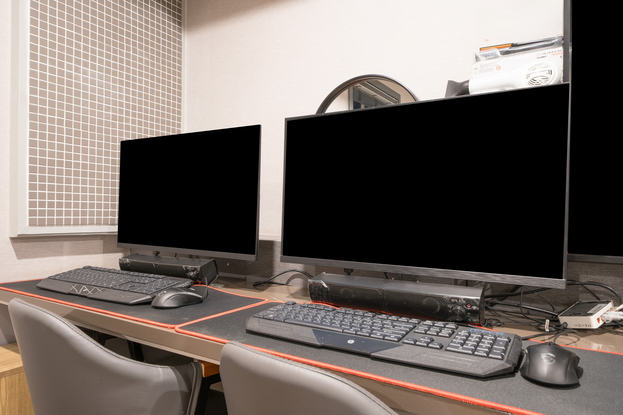 room detail thumbnail 2